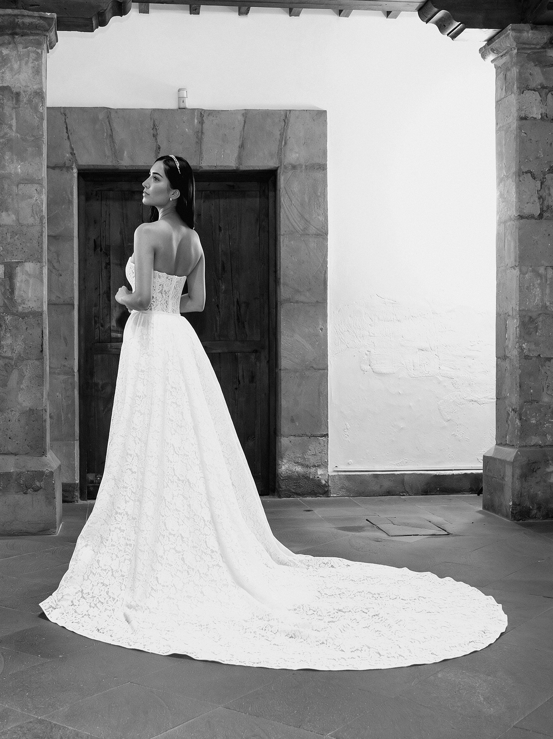 Vista de tres cuartos de la espalda del vestido de novia Lea, con corsé de encaje floral y espalda descubierta.