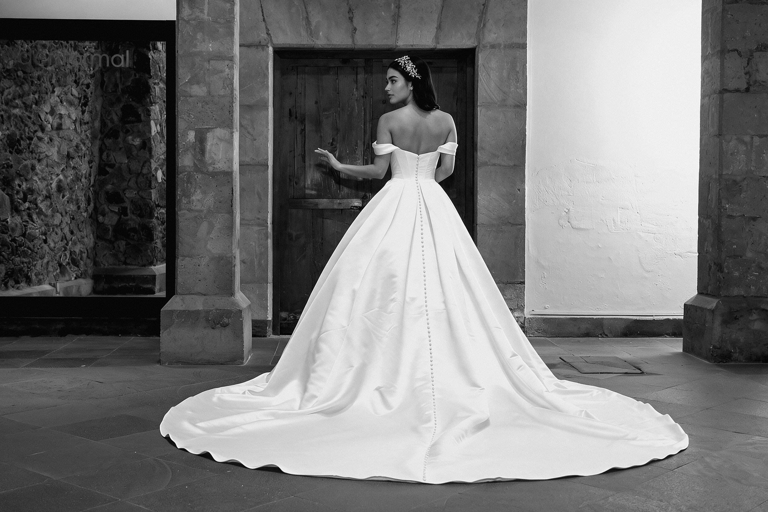 Espalda del vestido de novia Murcia con botones forrados y cola larga en satén.