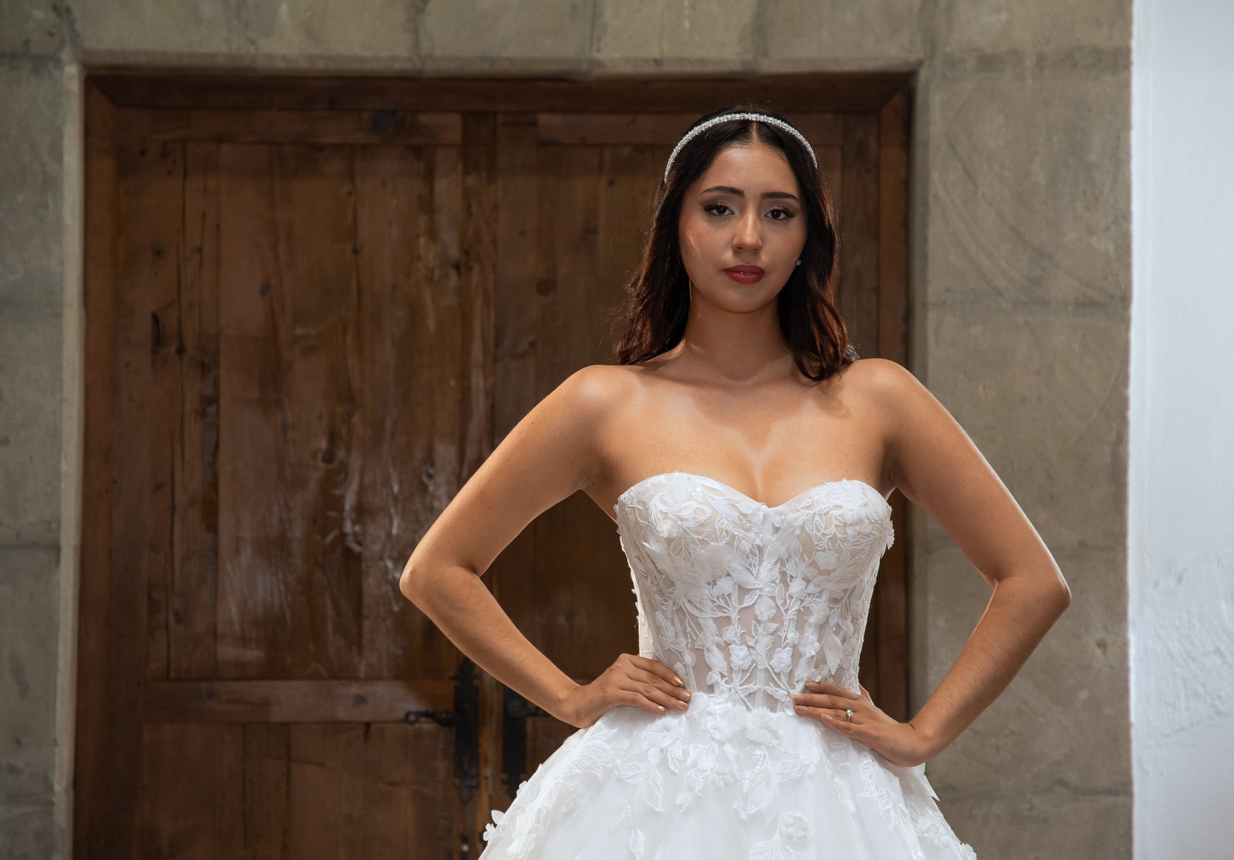 scote corazón strapless con corsé de encaje y detalle floral del vestido Larisa.