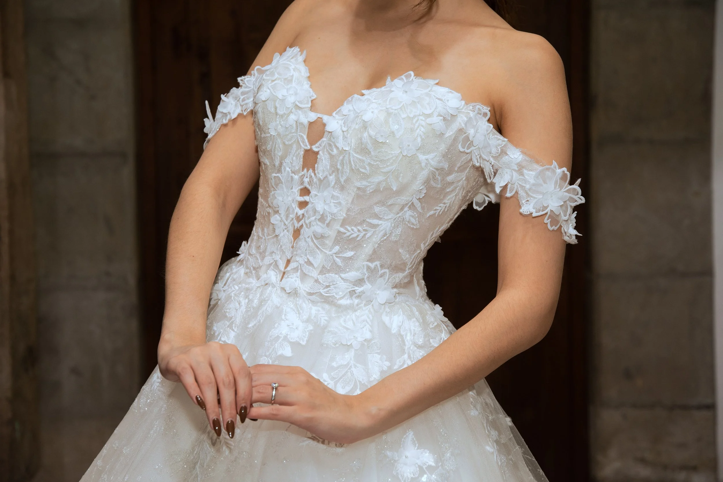 Primer plano de las aplicaciones florales del corpiño del vestido de novia Marisol.