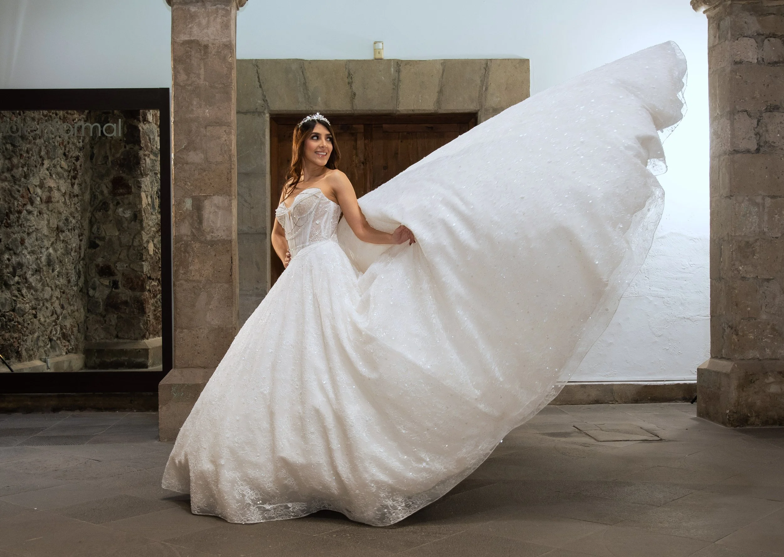 Toma editorial del vestido de novia Lorelain mostrando el volumen y brillo de la falda en movimiento.