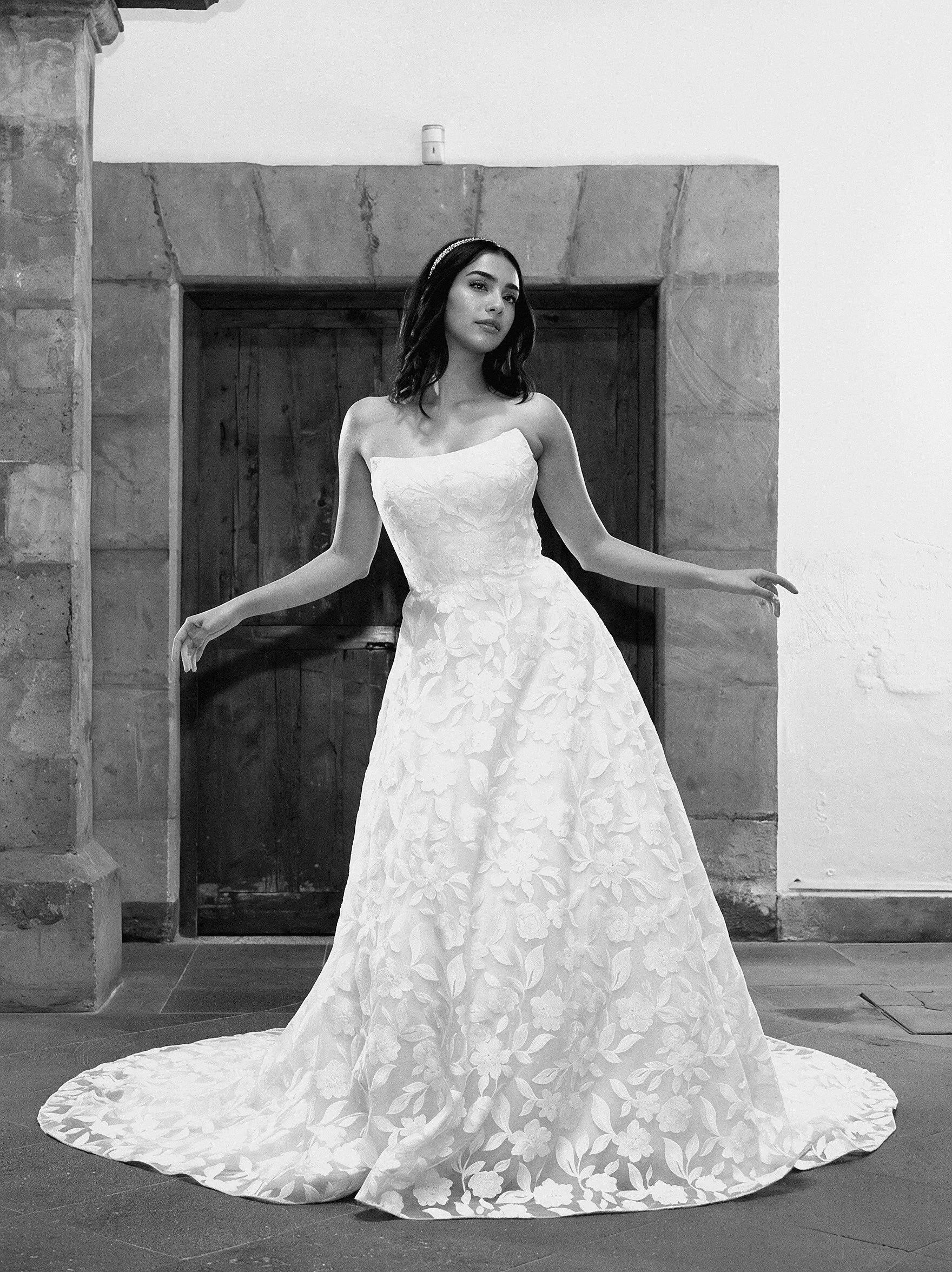 Detalle del busto y escote corazón del vestido de novia Look con corpiño satinado.