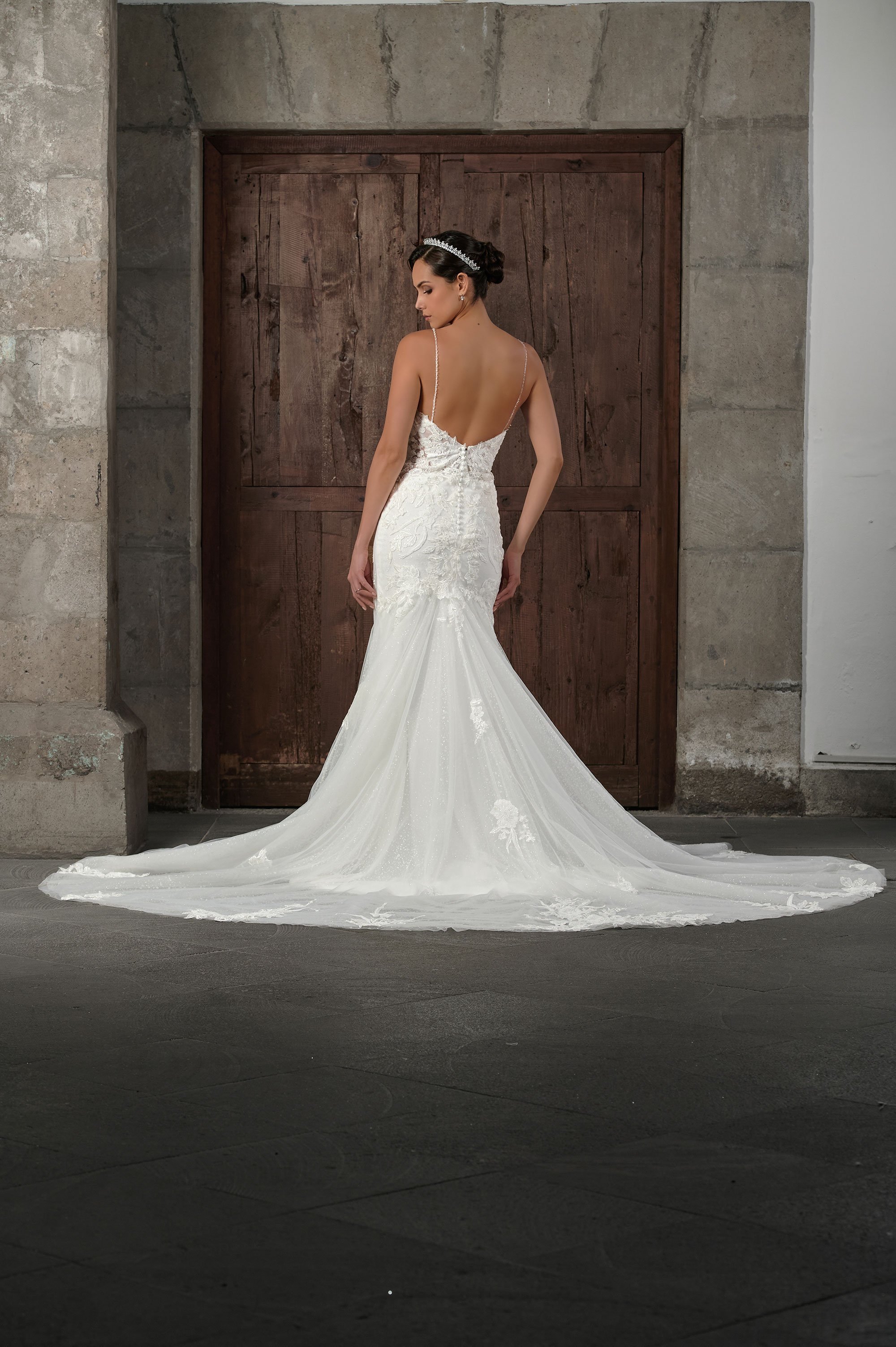 Novia con el vestido Qandor de Bridenformal, sirena de encaje floral bordado, vista frontal con cola.