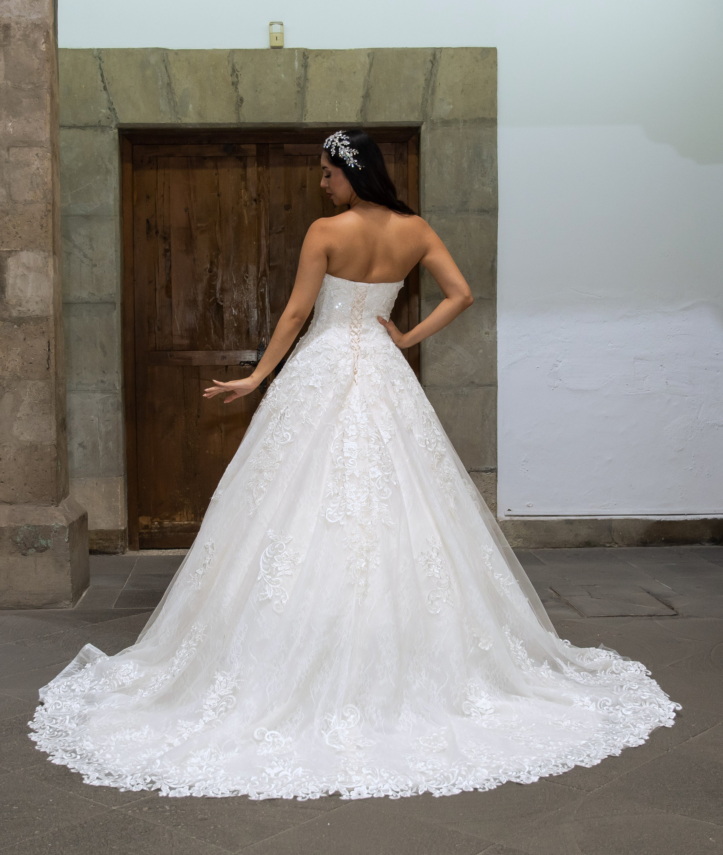 Espalda del vestido de novia Alianza con falda de tul y encaje y cola larga.