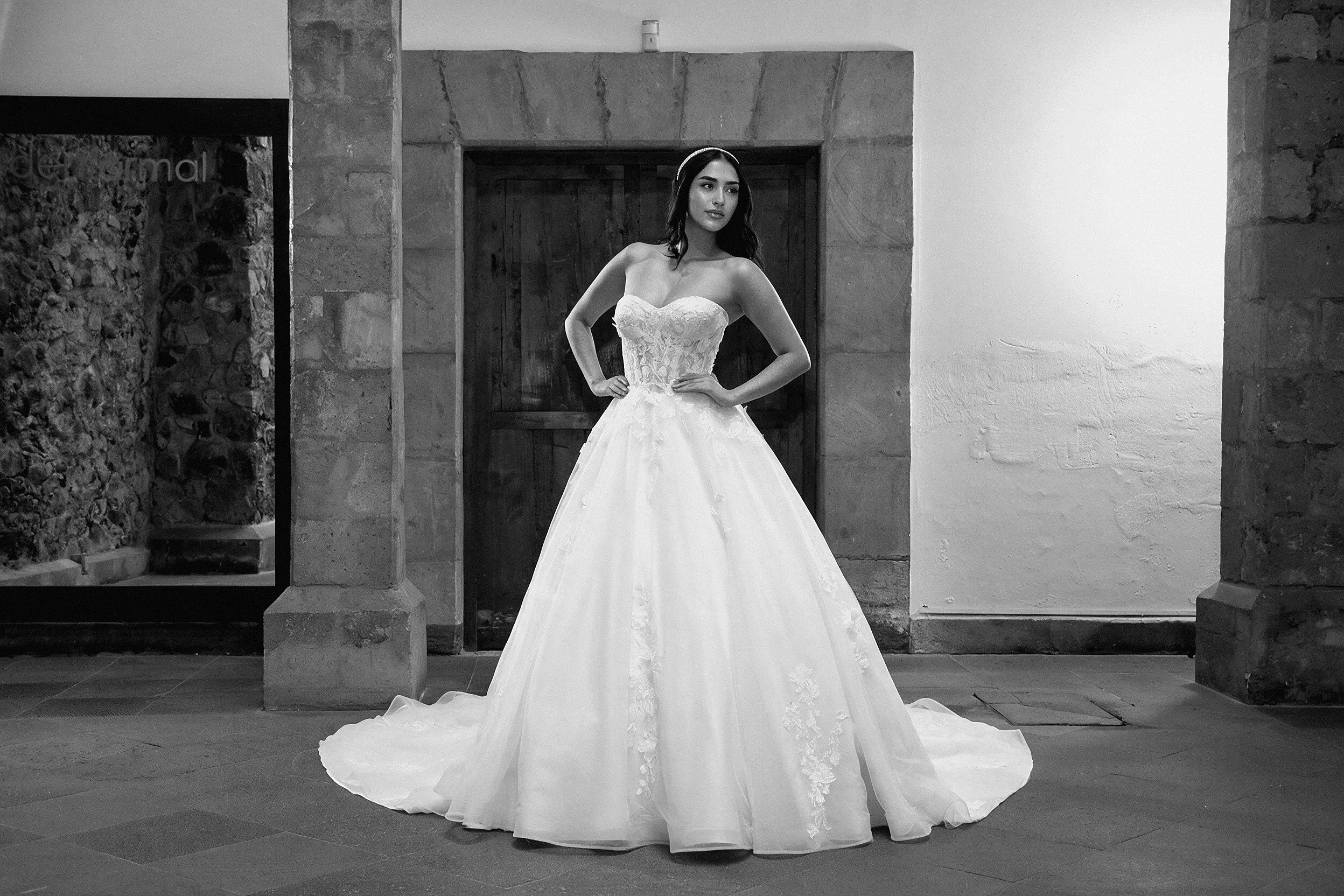 Novia con el vestido Larisa de Bridenformal, línea A de encaje con escote corazón, vista frontal completa.