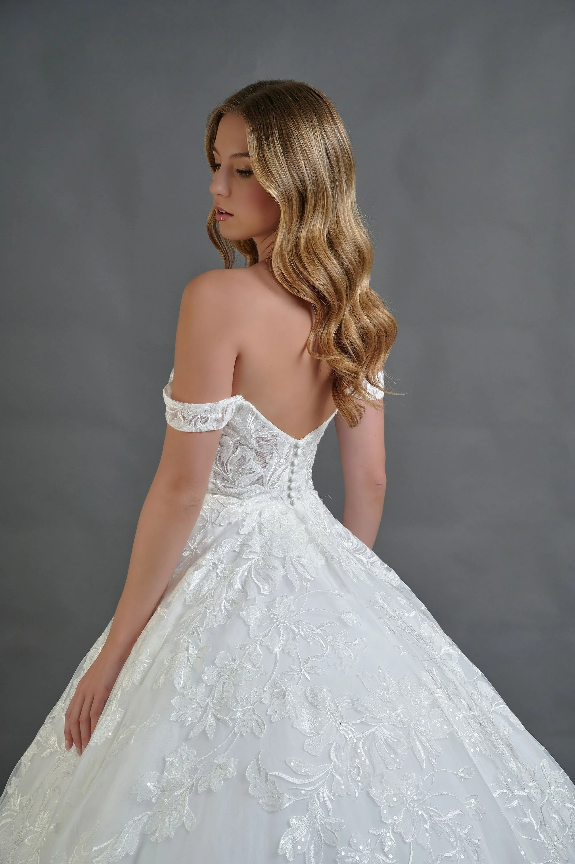 Detalle de la espalda y el bordado floral del vestido de novia Barcelona.