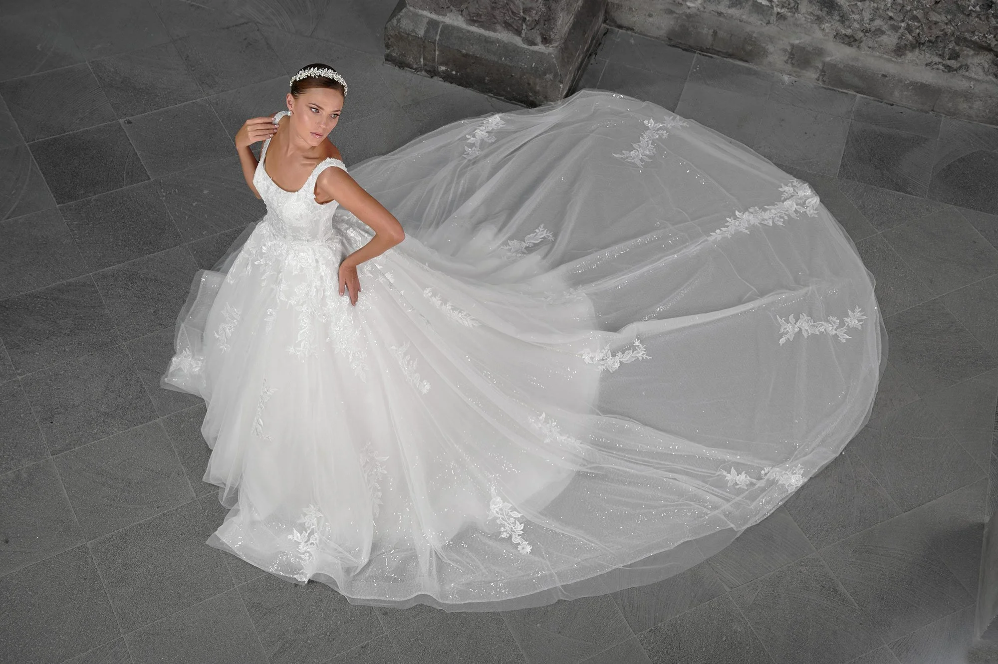 Novia con el vestido Candido de Bridenformal, princesa de tul con brillo y cola circular, vista desde arriba.