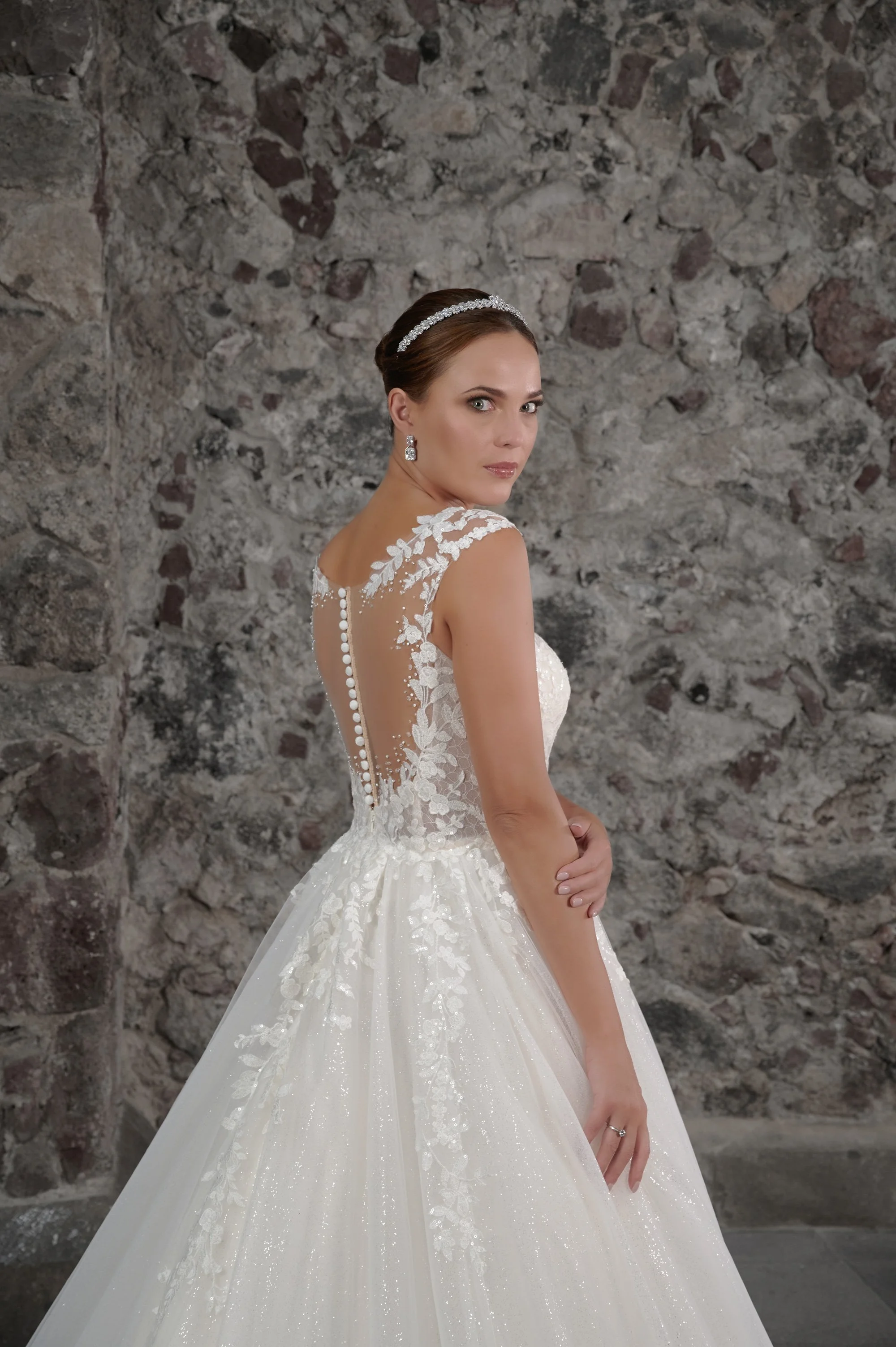 Detalle de la espalda de ilusión del vestido Coral con encaje floral y botones forrados.