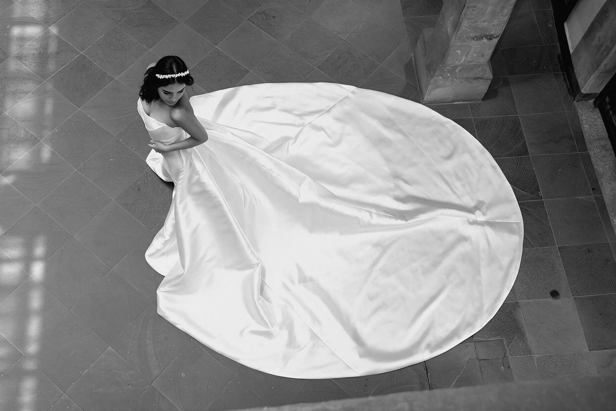Toma editorial del vestido Love con la sobrefalda de satén desplegada en abanico.