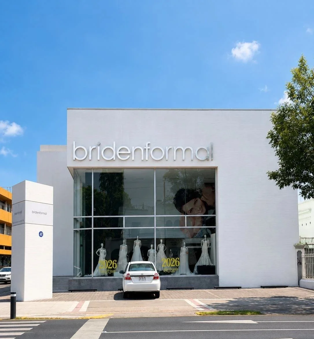 Fachada exterior de Bridenformal Guadalajara, con vitrinas y exhibición de vestidos de novia.