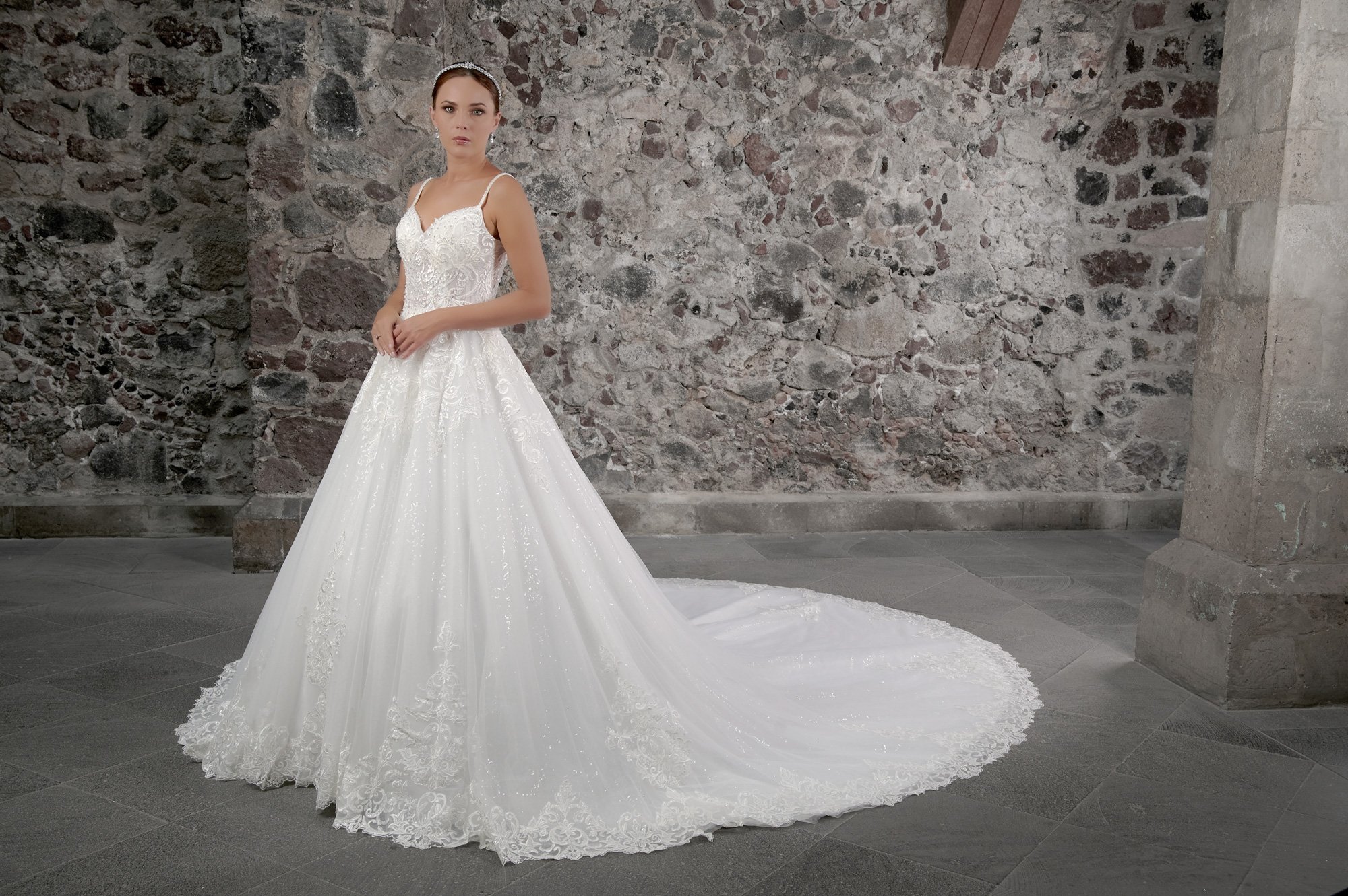 Espalda del vestido de novia Cueto con falda de tul brillante y cola larga.