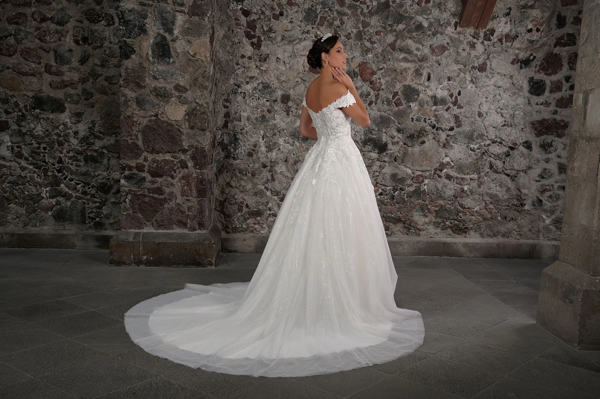 Espalda del vestido de novia Cirano con falda de tul brillante y cola larga.