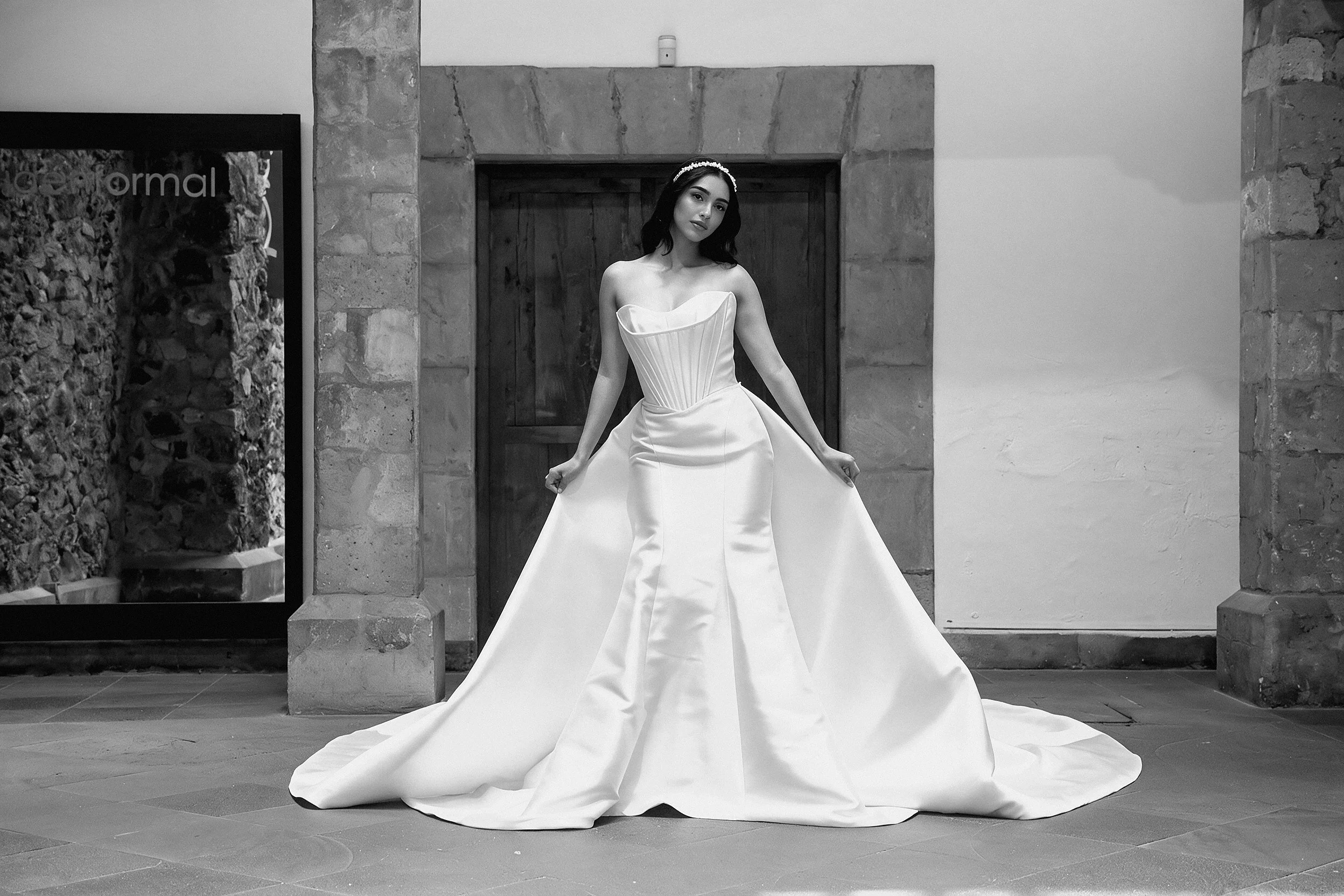 Vestido de novia Love con la sobrefalda de satén desmontable puesta, que añade volumen y cola