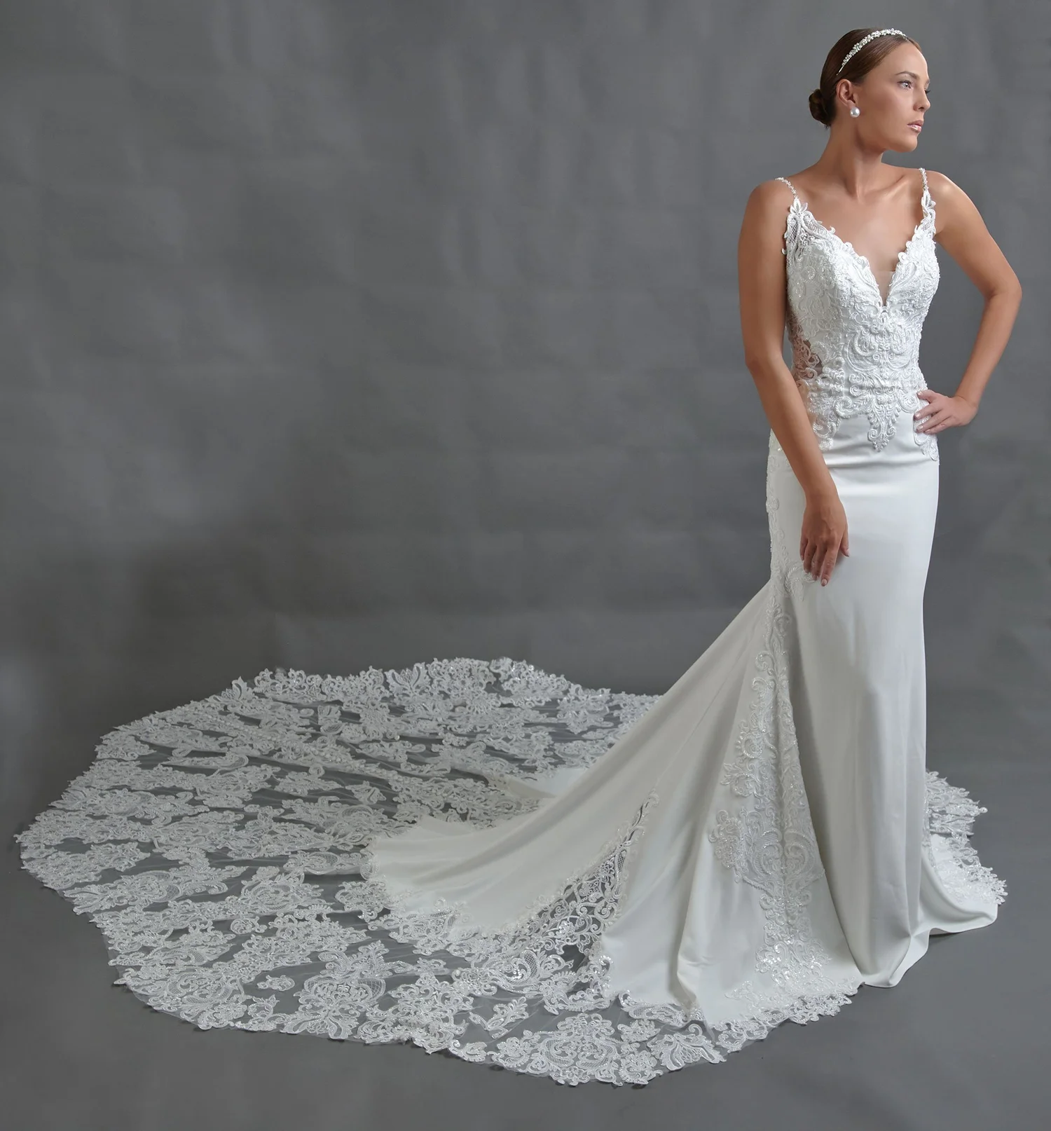 Novia con el vestido Beterra de Bridenformal, silueta sirena de crepé con escote en V y tirantes de pedrería