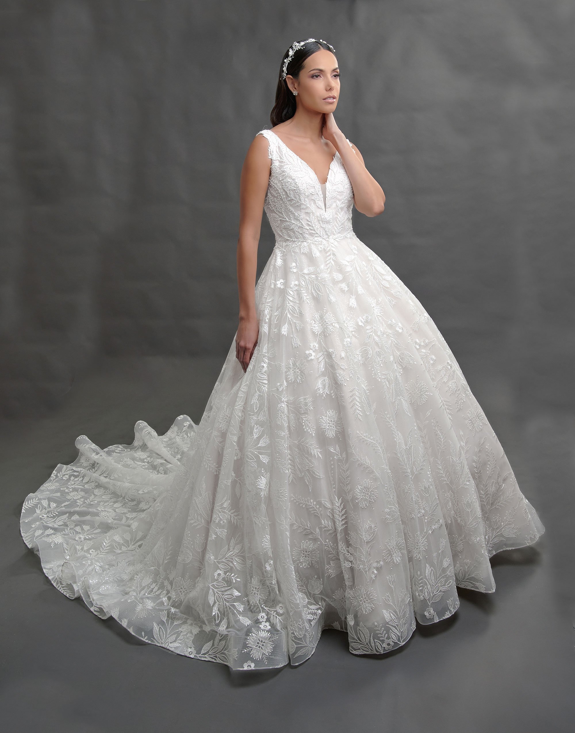 Espalda del vestido de novia Barack con escote profundo y falda bordada en encaje floral con cola larga.