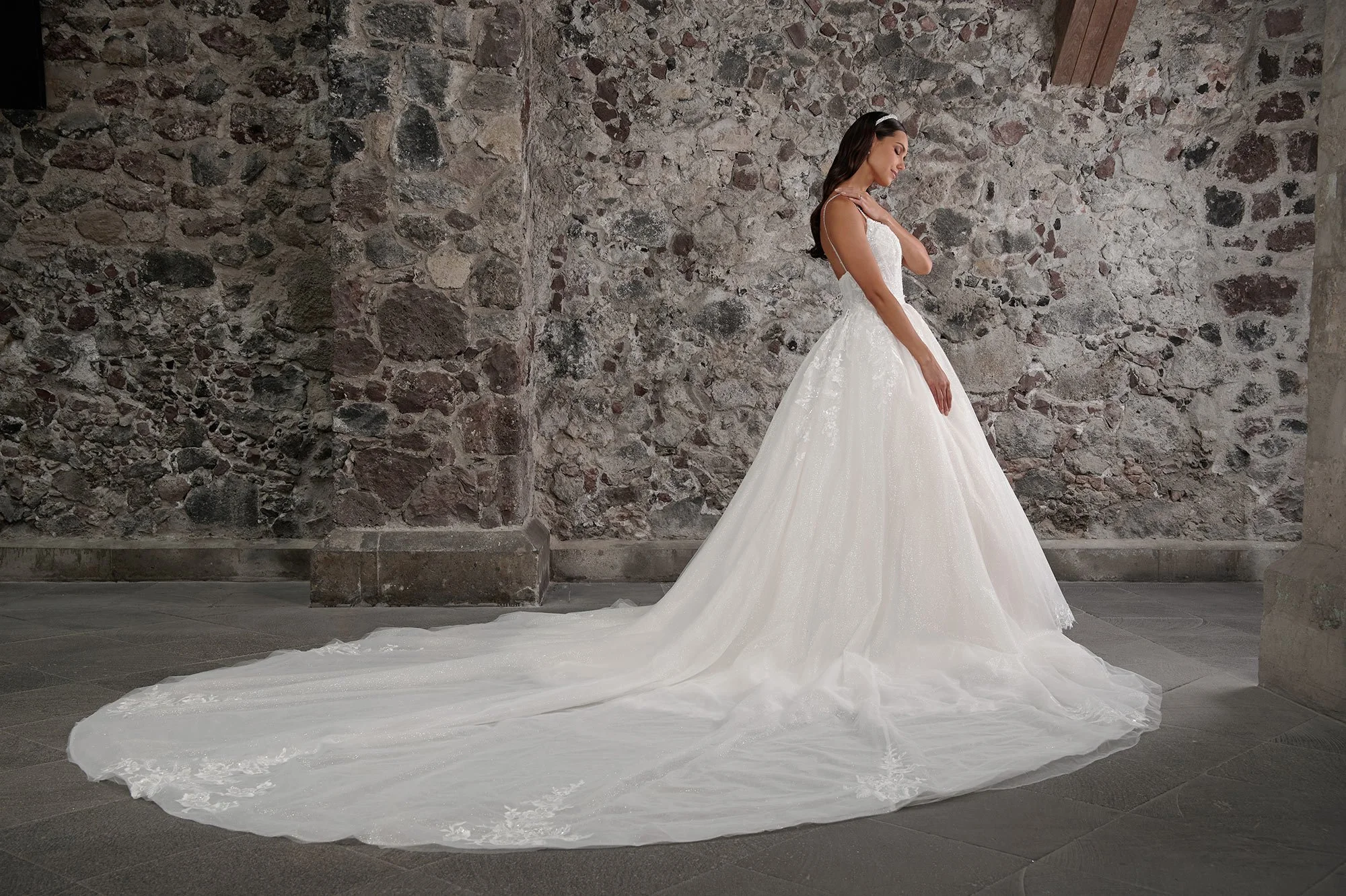 Vista lateral del vestido de novia Calixto mostrando el volumen de la falda de tul.