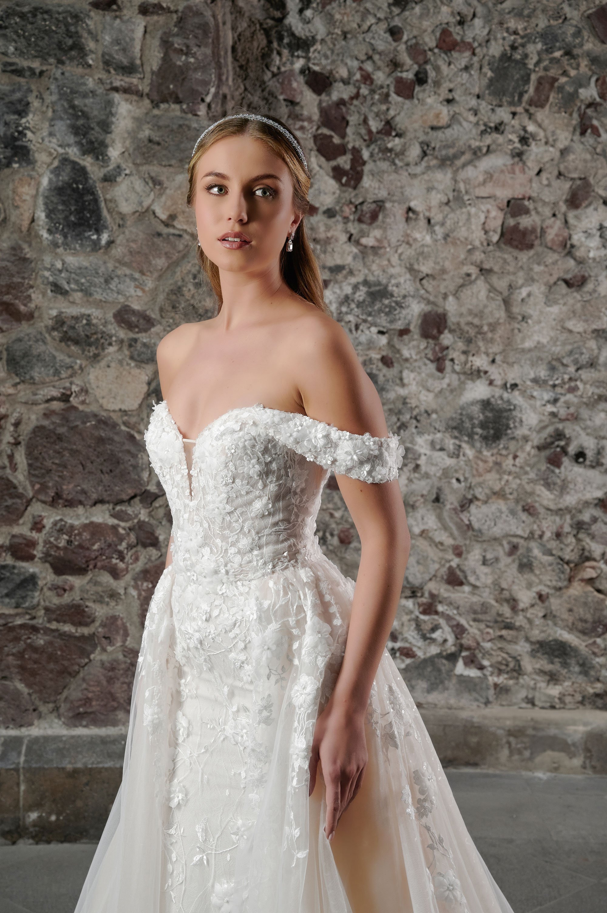 Detalle del corpiño de encaje floral tridimensional del vestido de novia Carmesi.