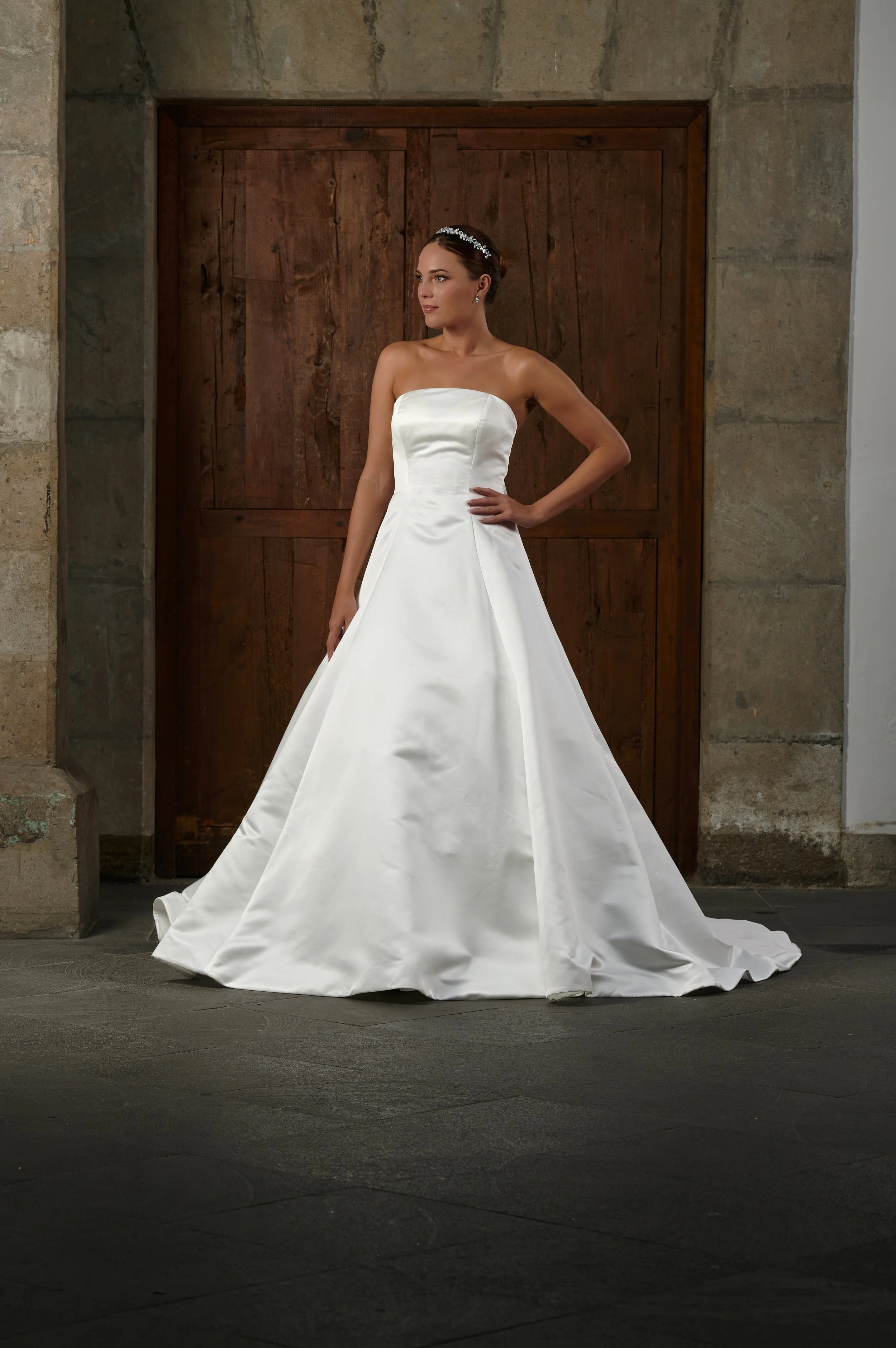 Detalle del escote strapless y la caída del satén del vestido de novia Qendal..jpg