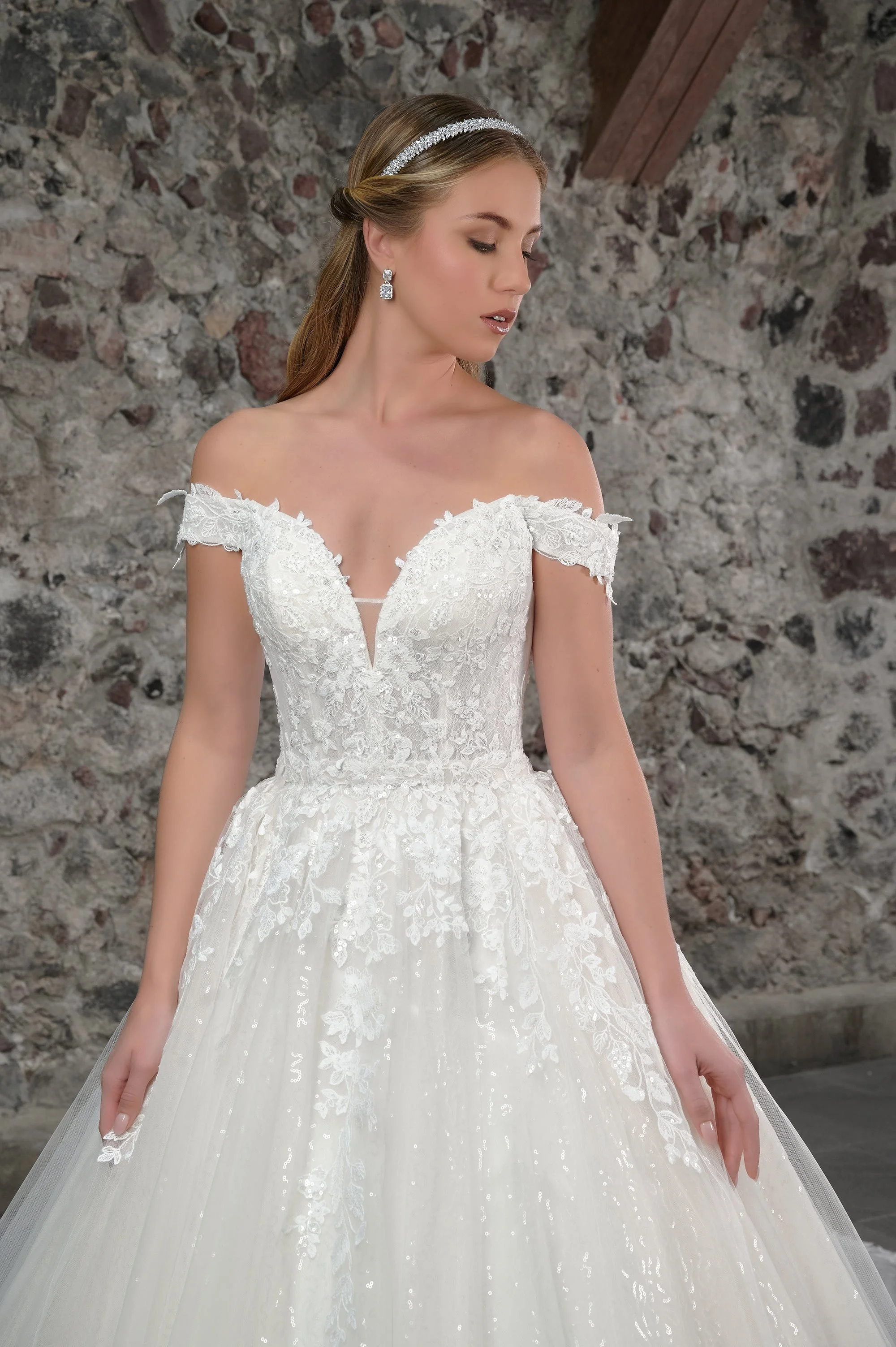Detalle del corpiño del vestido de novia Candela con encaje bordado y mangas caídas.