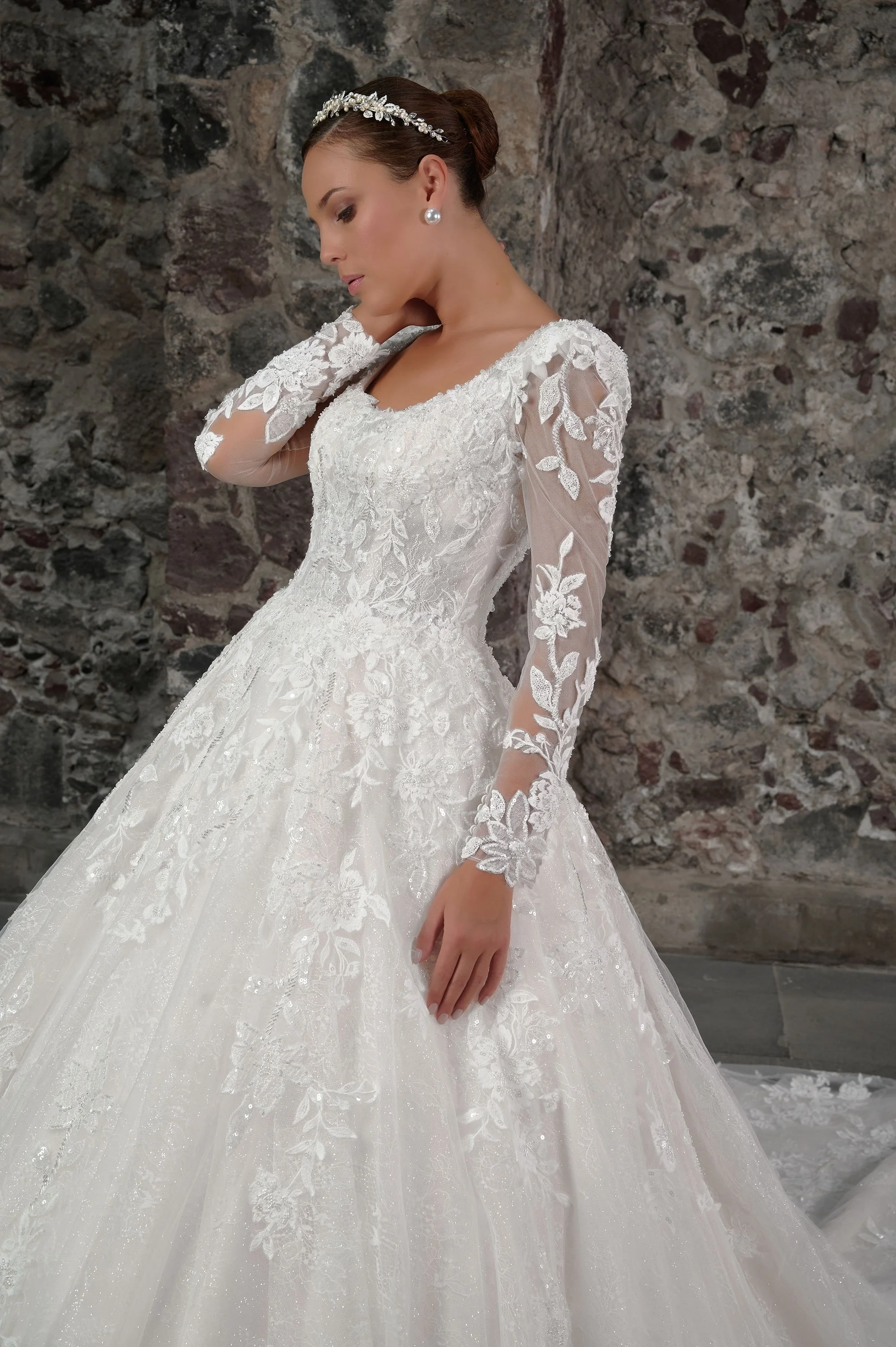 Espalda del vestido de novia Cedric con falda de tul brillante y cola larga.