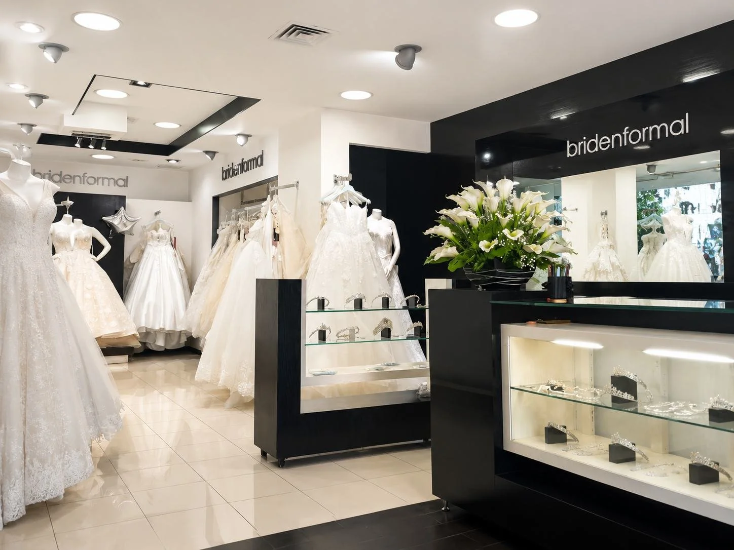 Interior de Bridenformal Insurgentes con vestidos de novia, velos y área de atención