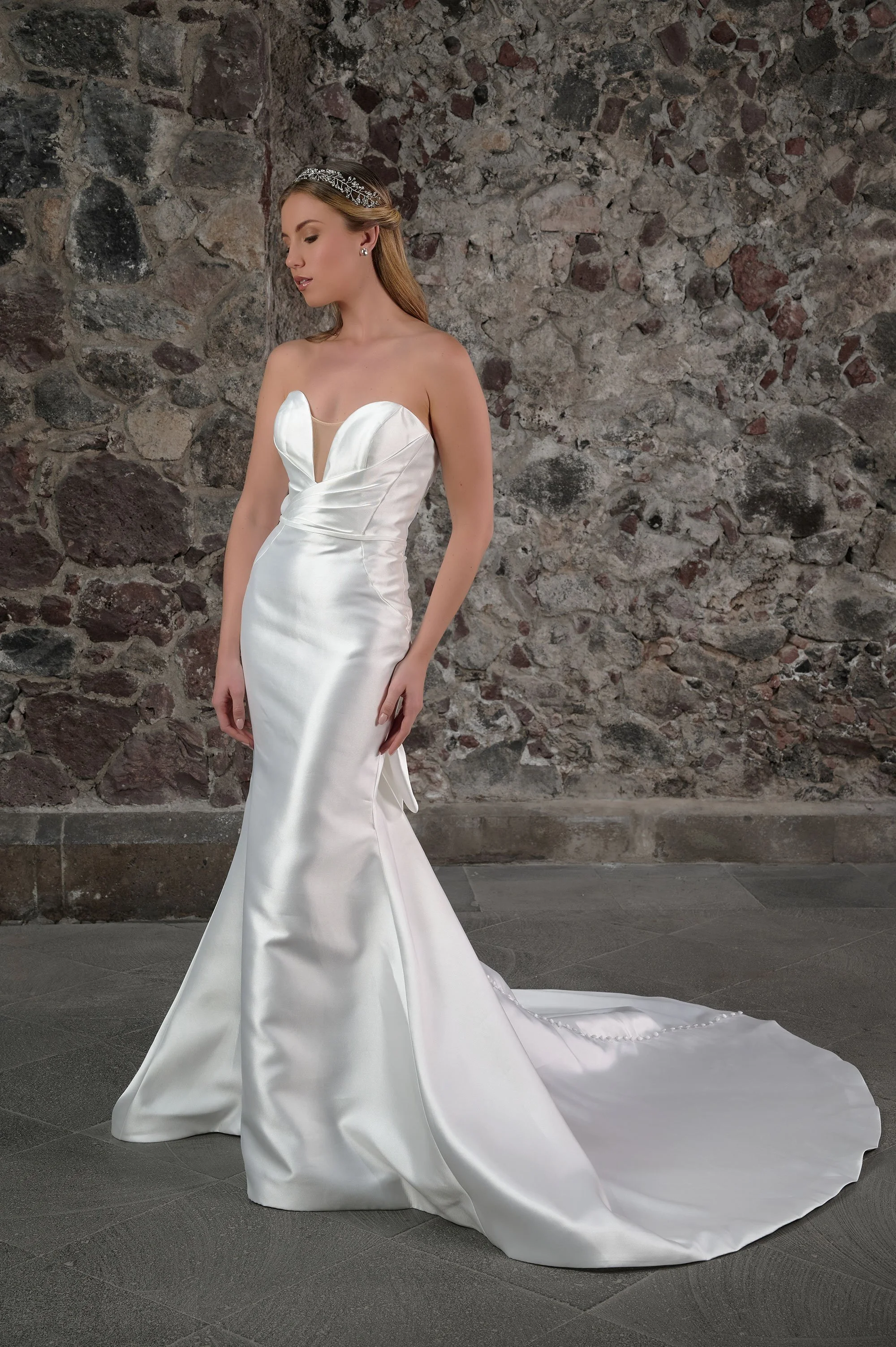 Novia con el vestido Cima de Bridenformal, sirena de satén liso strapless, vista frontal con cola.