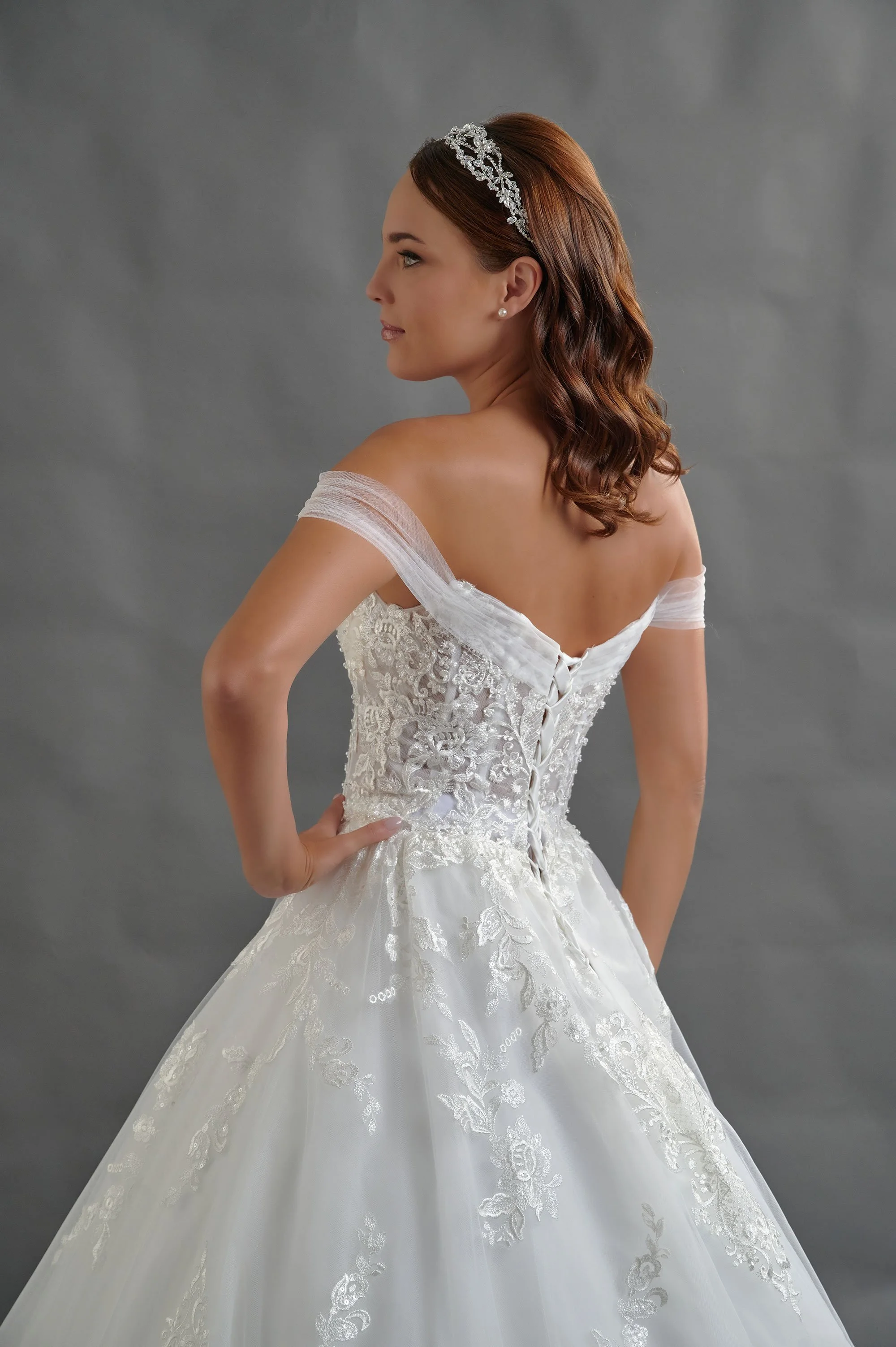 Detalle del corsé de amarre en la espalda del vestido de novia Berna.