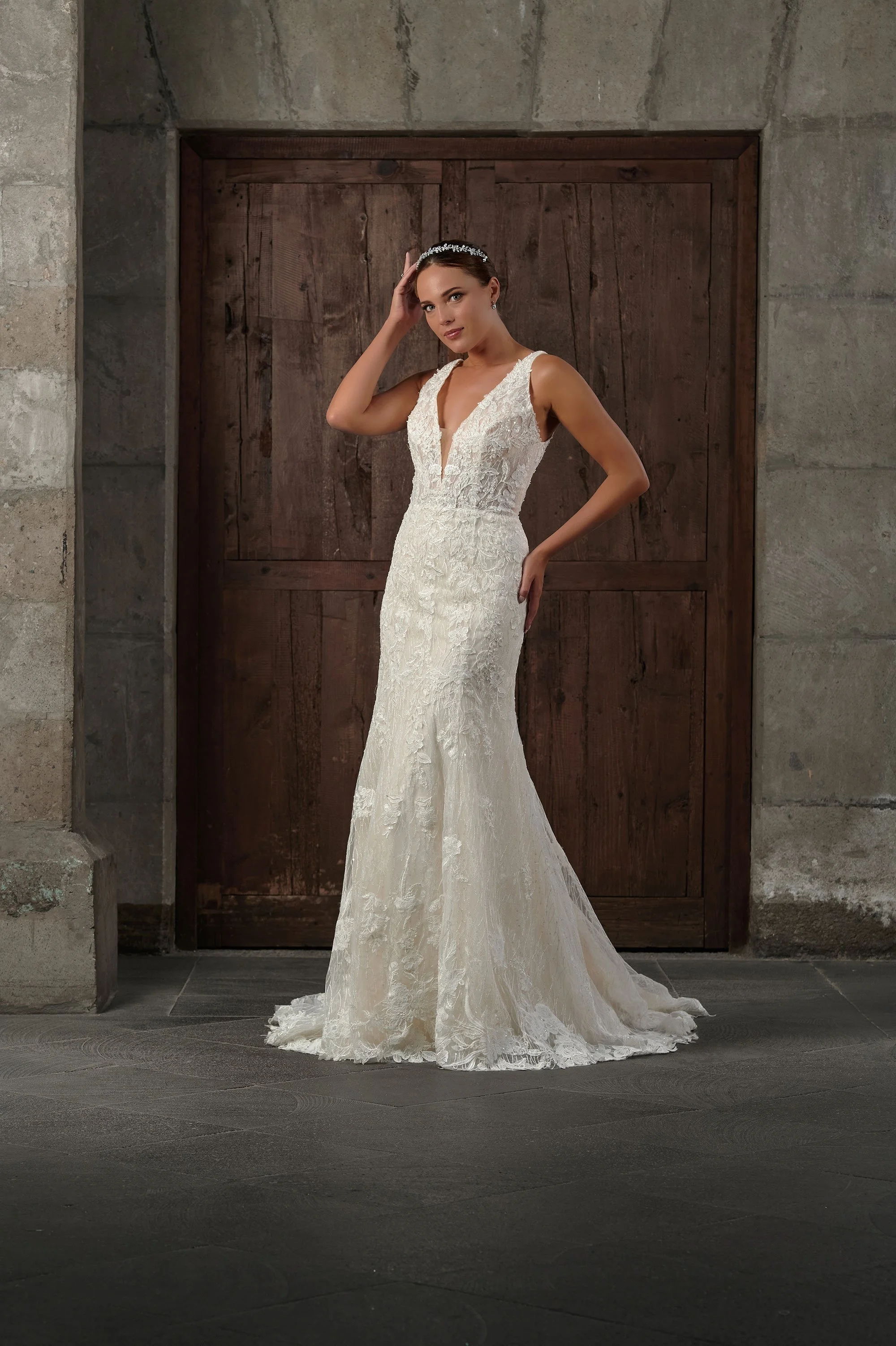 Novia con el vestido Qentin de Bridenformal, sirena de encaje floral bordado, vista frontal con cola.