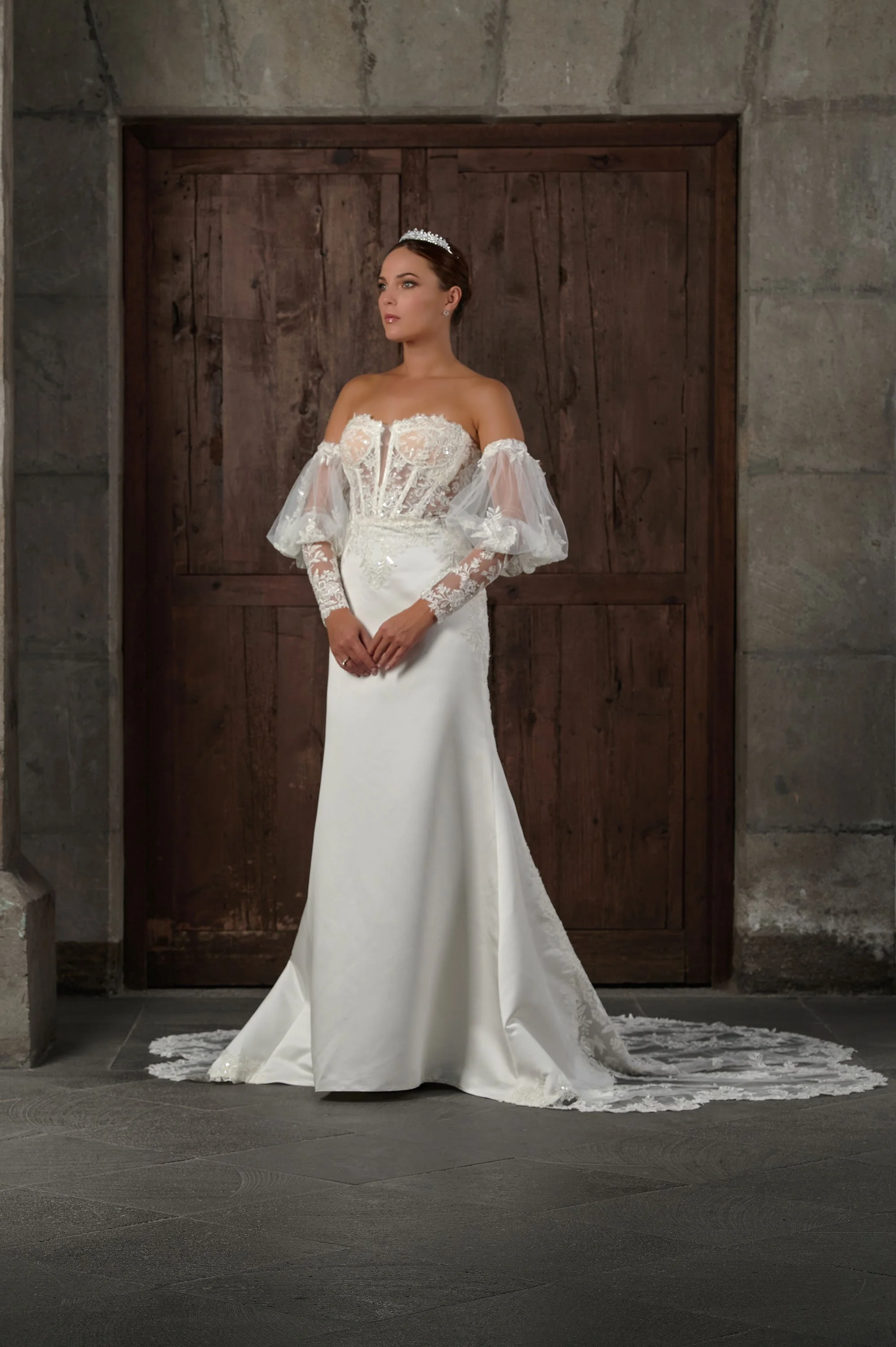 Detalle del corpiño de encaje bordado y las mangas globo del vestido de novia Qeila.