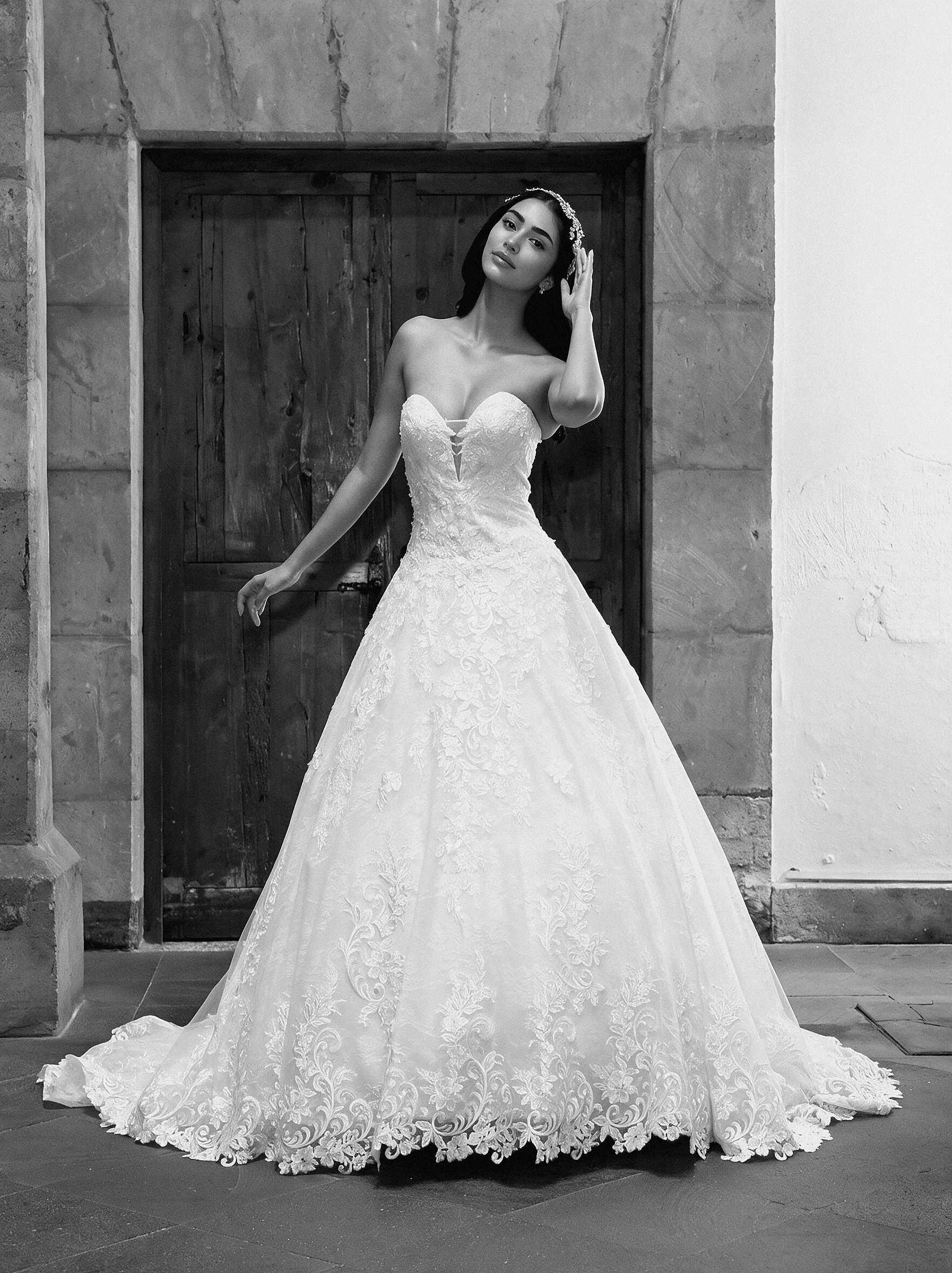 Novia con el vestido Alianza de Bridenformal, línea A de encaje con escote corazón, vista frontal completa.
