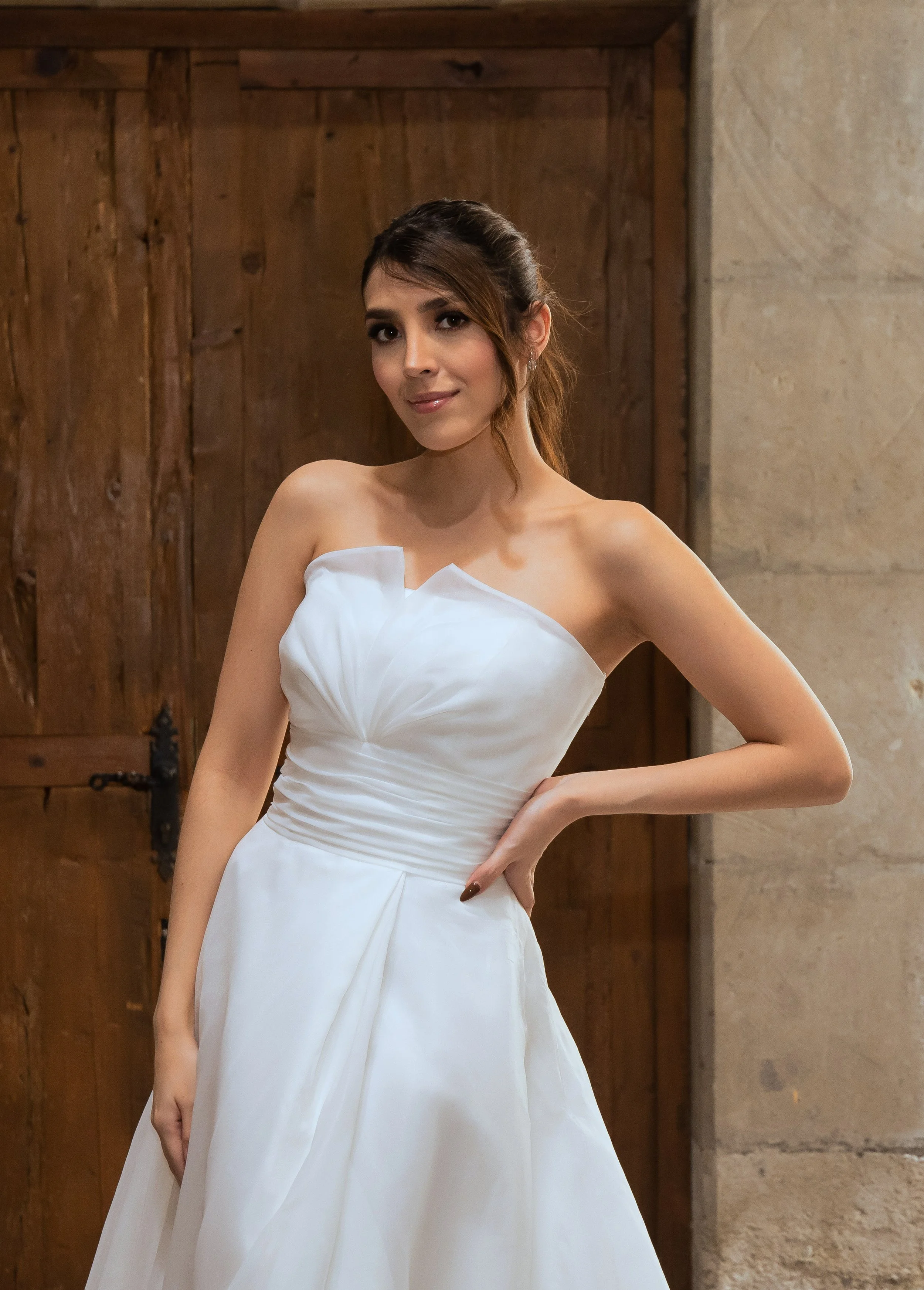 Escote drapeado con hombros descubiertos del vestido de novia Wichita en organza.