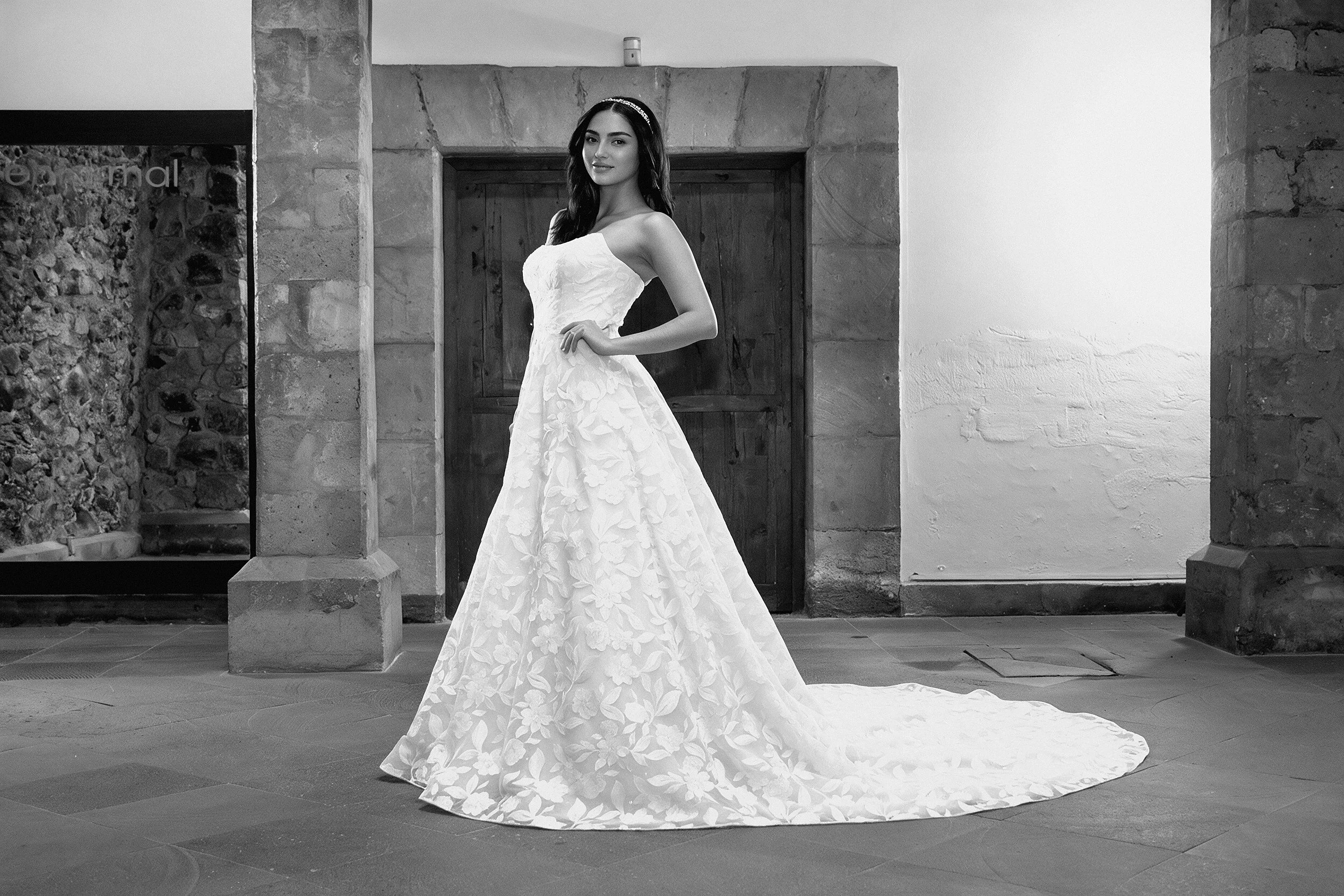 Novia con el vestido Look de Bridenformal, silueta línea A con escote corazón y falda de aplicaciones florales, vista frontal completa.