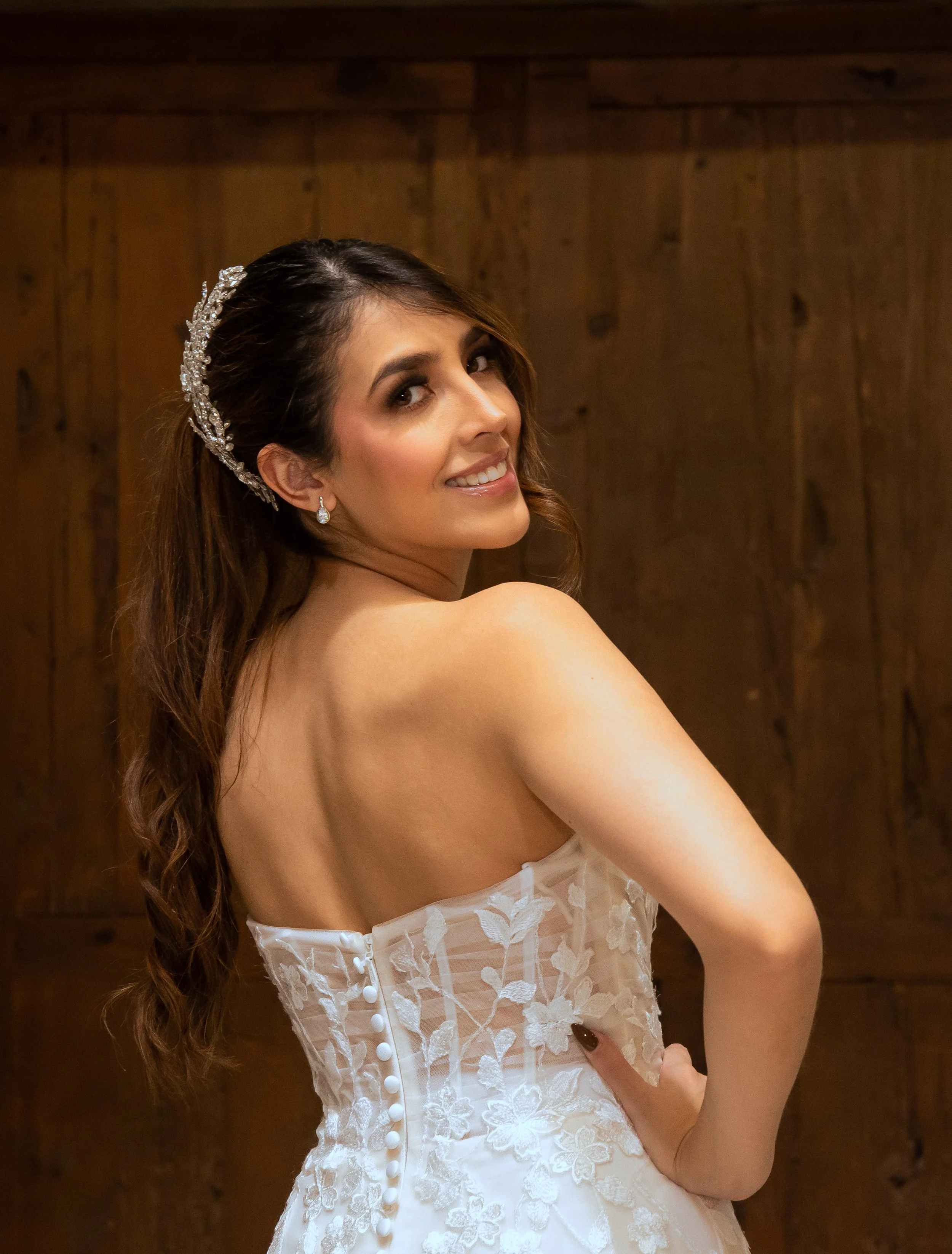 Retrato de la novia con el vestido Lujo mostrando el corsé floral y la espalda descubierta.