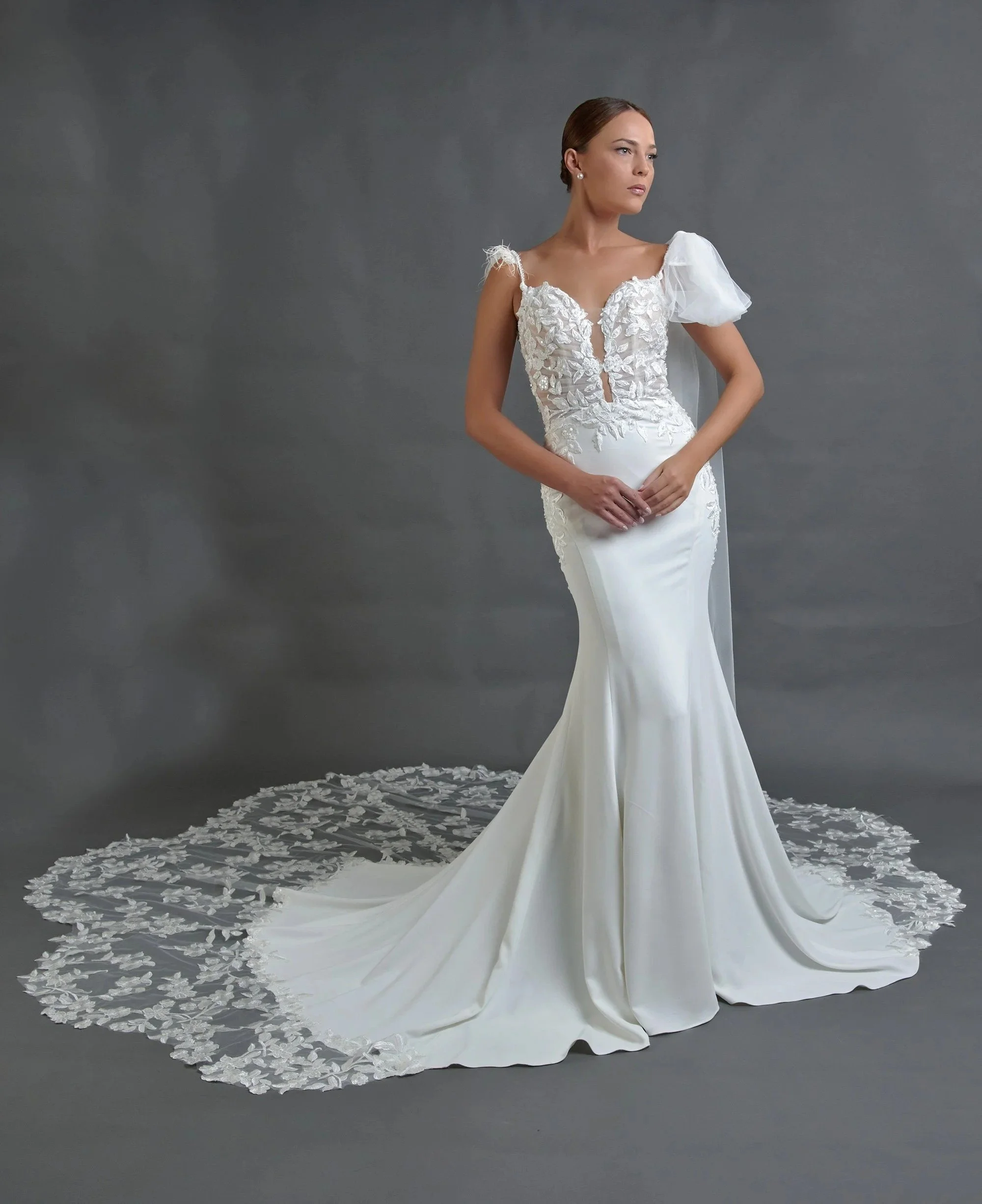 Novia con el vestido Baran de Bridenformal, silueta sirena de encaje floral con escote corazón, vista frontal completa.