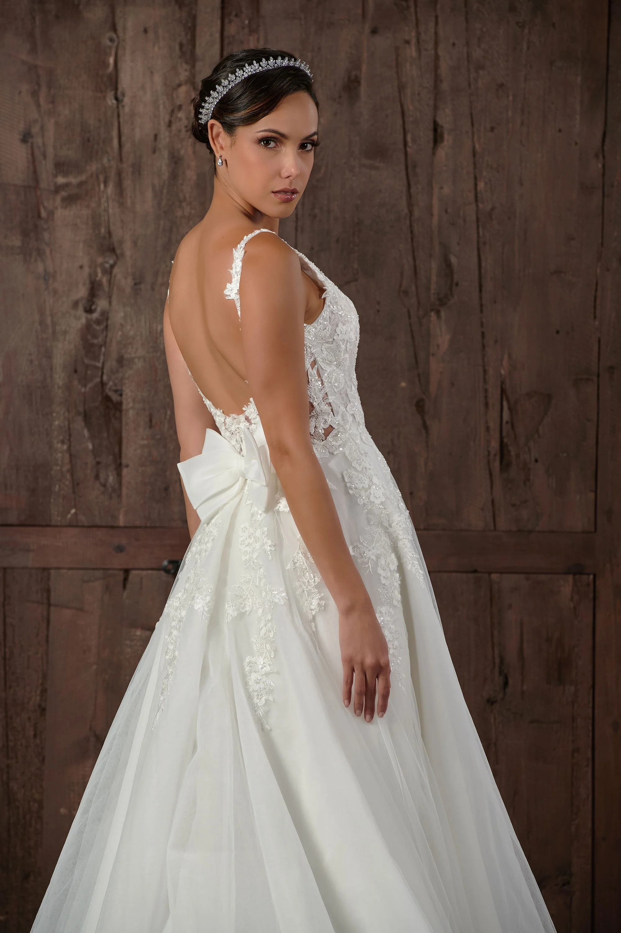 Detalle del lazo de tul y el encaje floral del vestido de novia Qerat..jpg