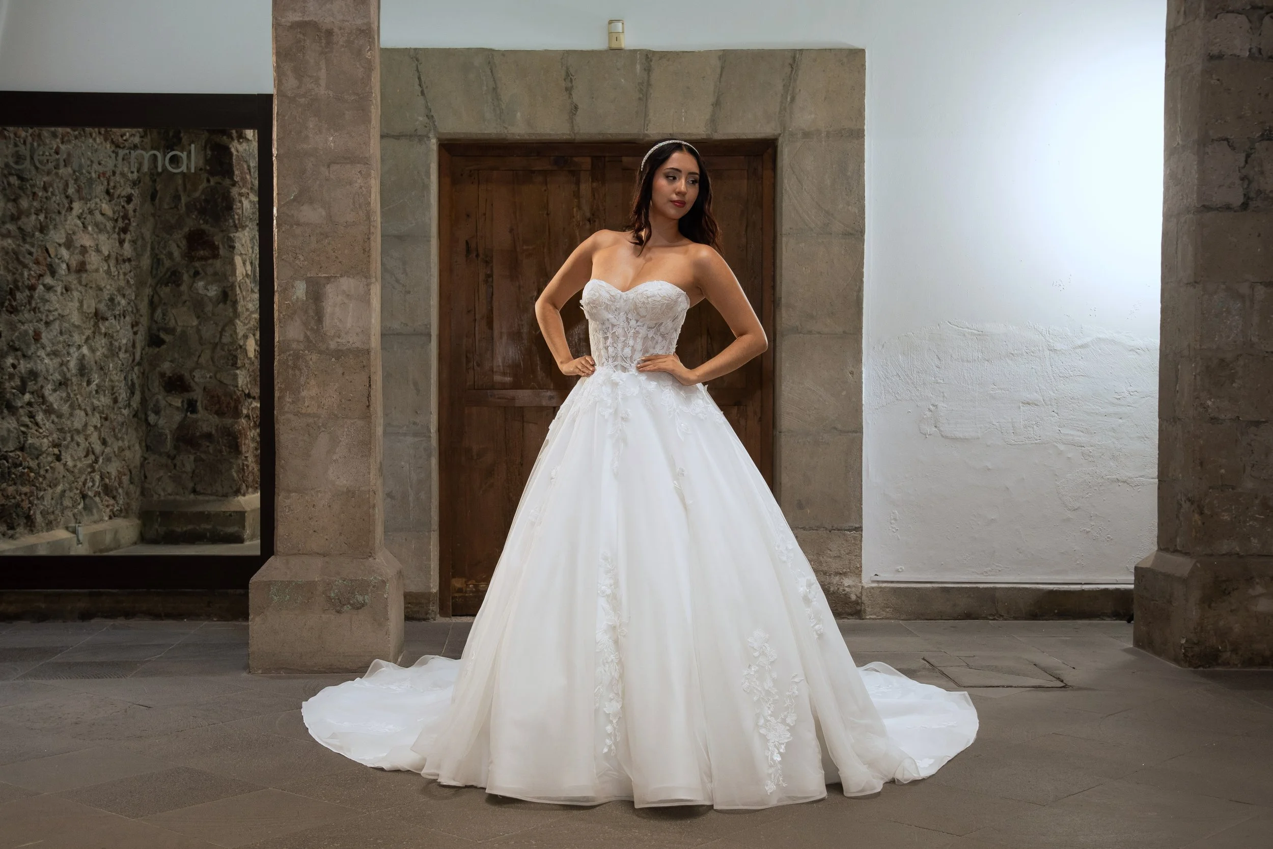 Novia con el vestido Larisa de Bridenformal, línea A de encaje con escote corazón, vista frontal completa.