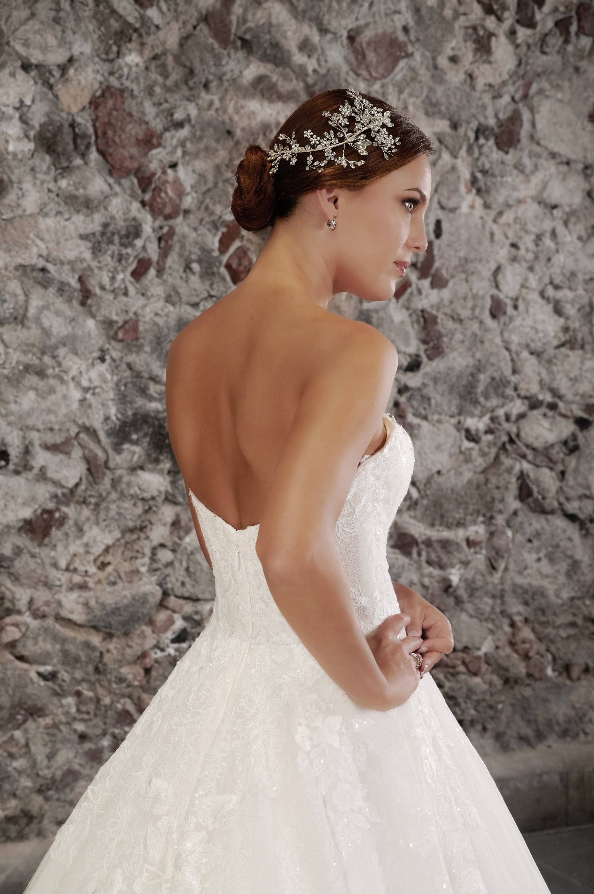 Espalda descubierta del vestido de novia Calista con corpiño de encaje y falda de tul con lentejuelas.