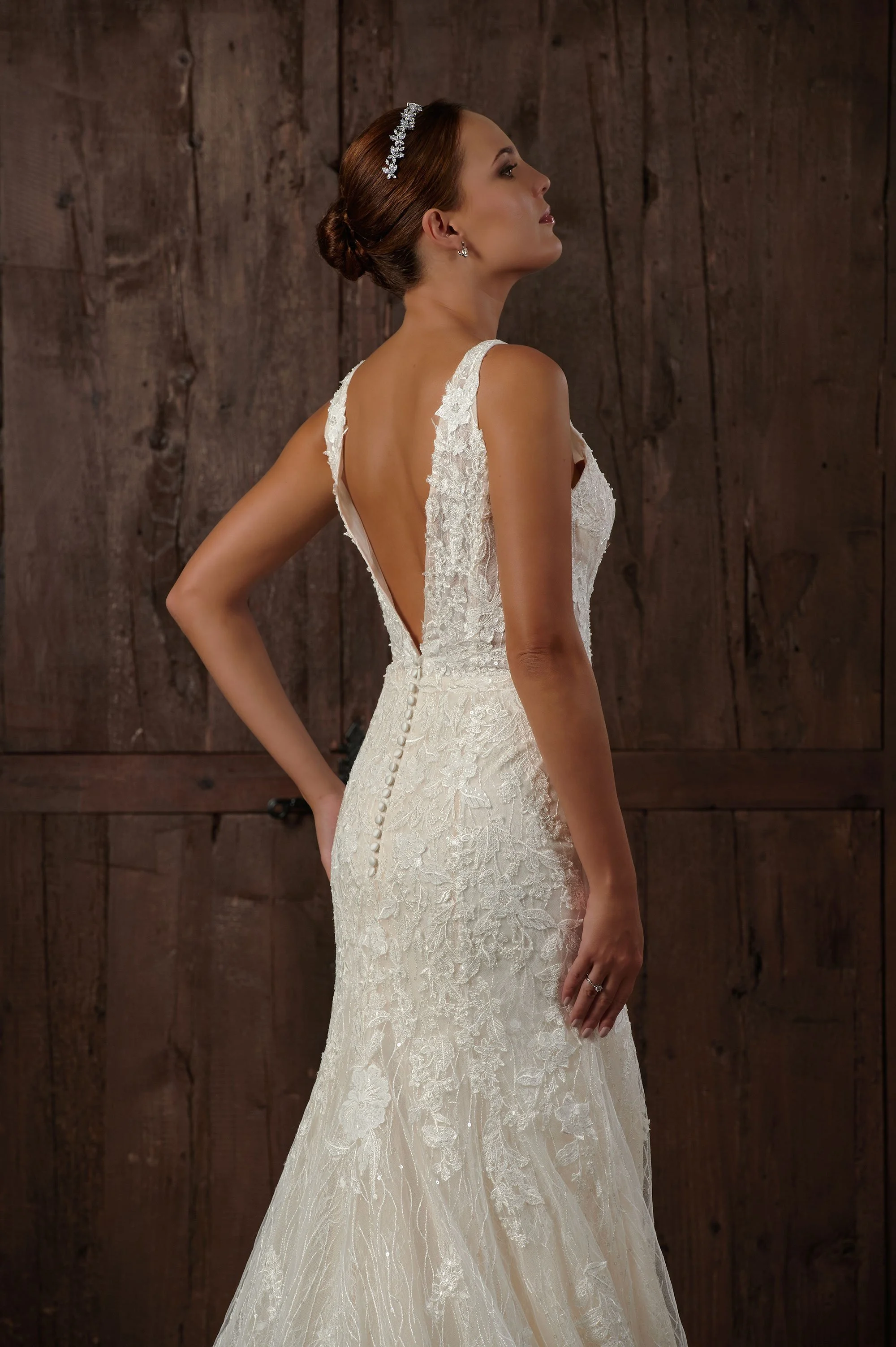 Detalle de los botones forrados y el encaje floral bordado del vestido de novia Qentin.