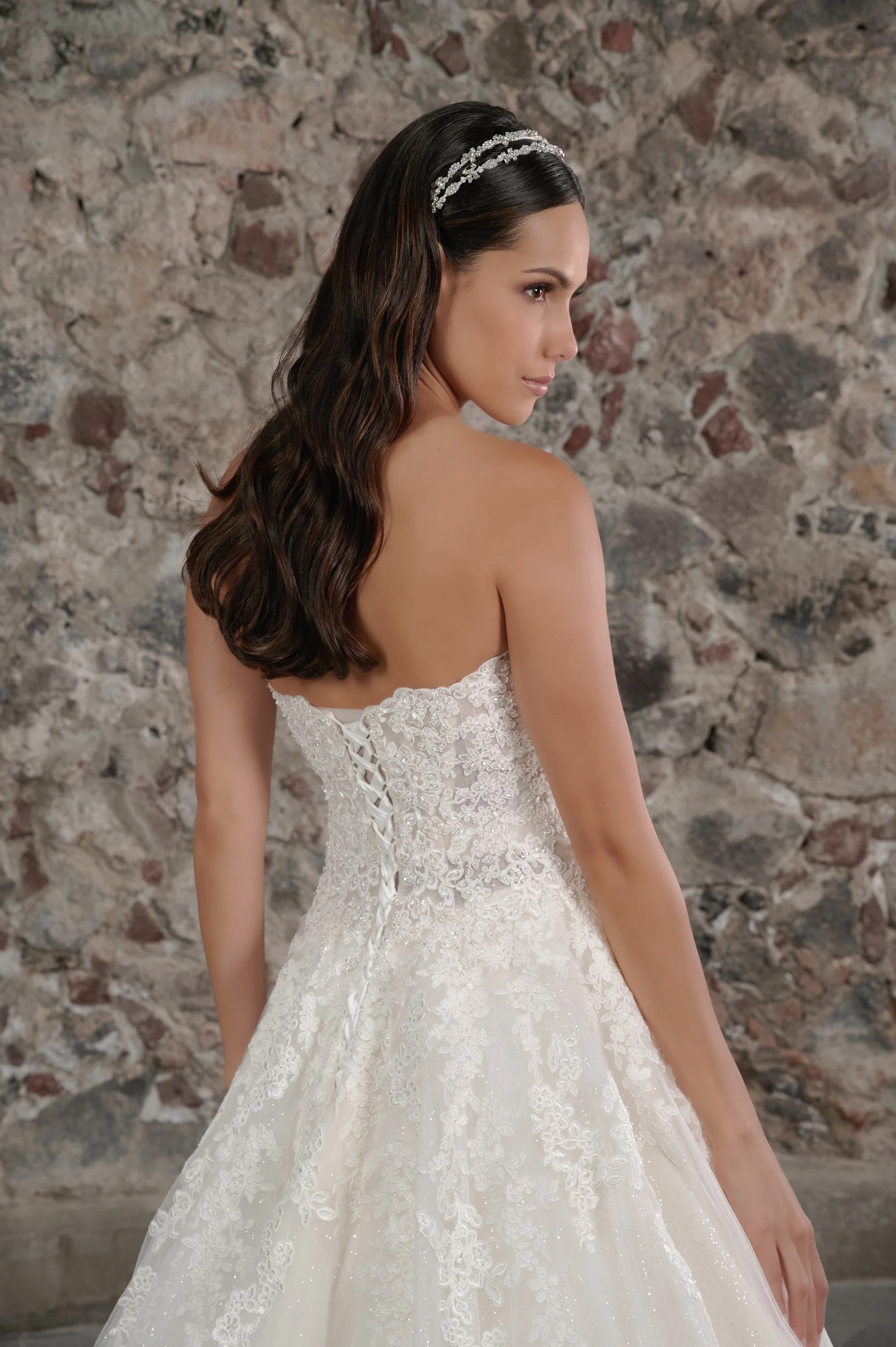 Detalle del corsé de cintas cruzadas del vestido de novia Concordia.