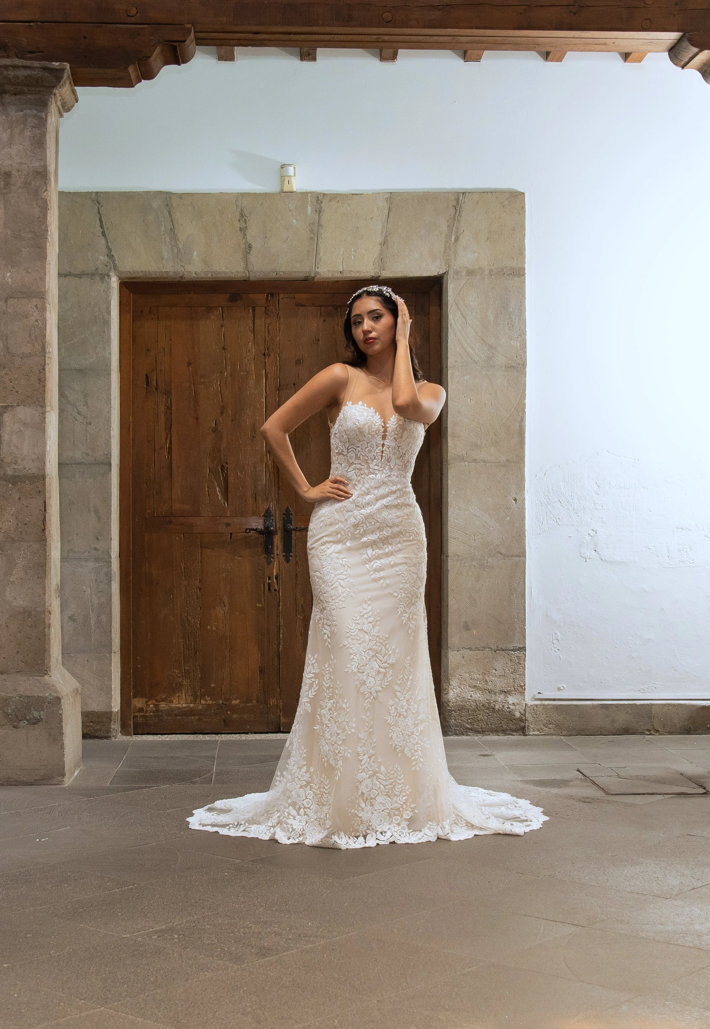 Novia con el vestido Waterford de Bridenformal, silueta sirena de encaje con escote de ilusión, vista frontal completa.