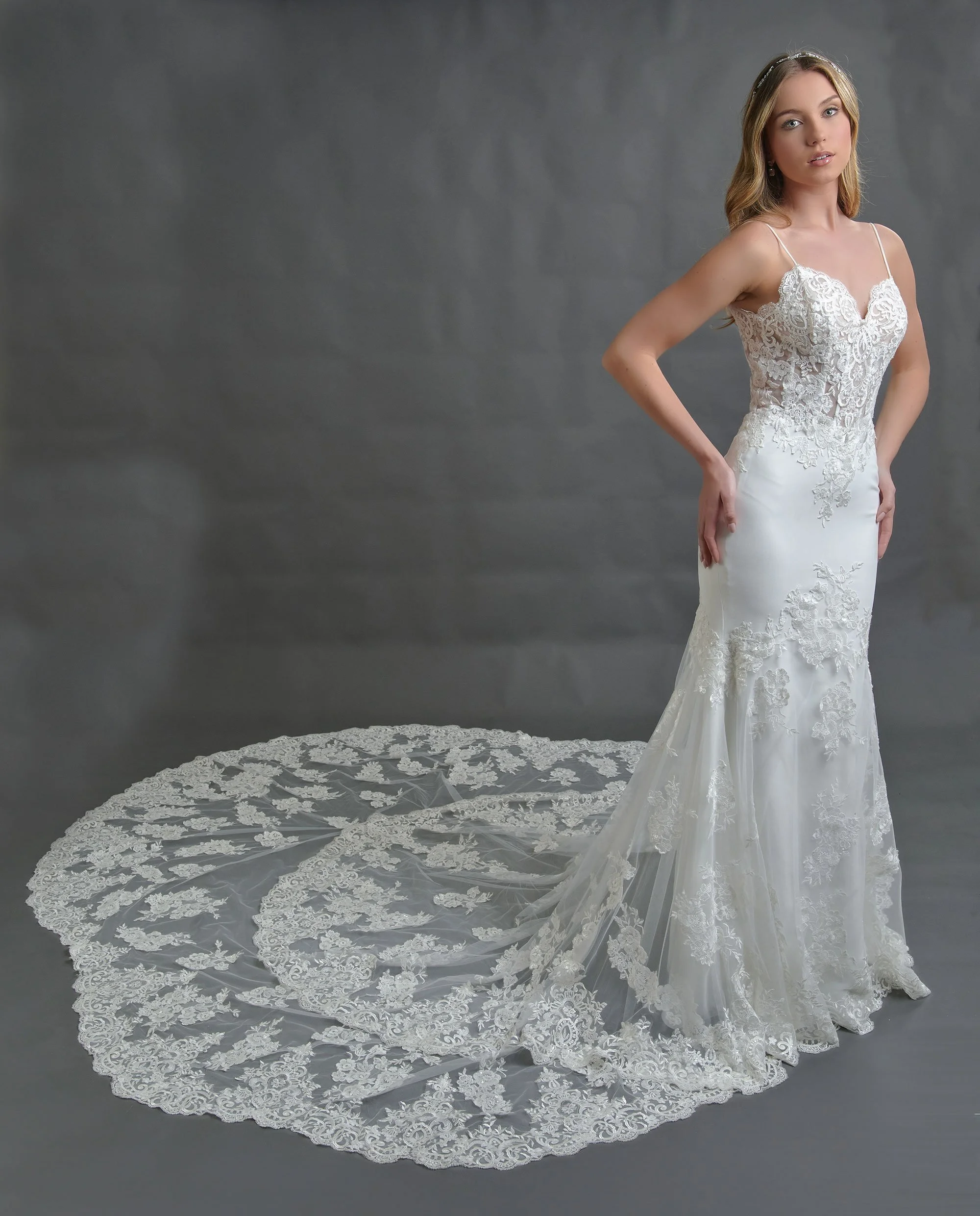 Novia con el vestido Berenice de Bridenformal, silueta sirena de encaje floral, vista frontal con cola.