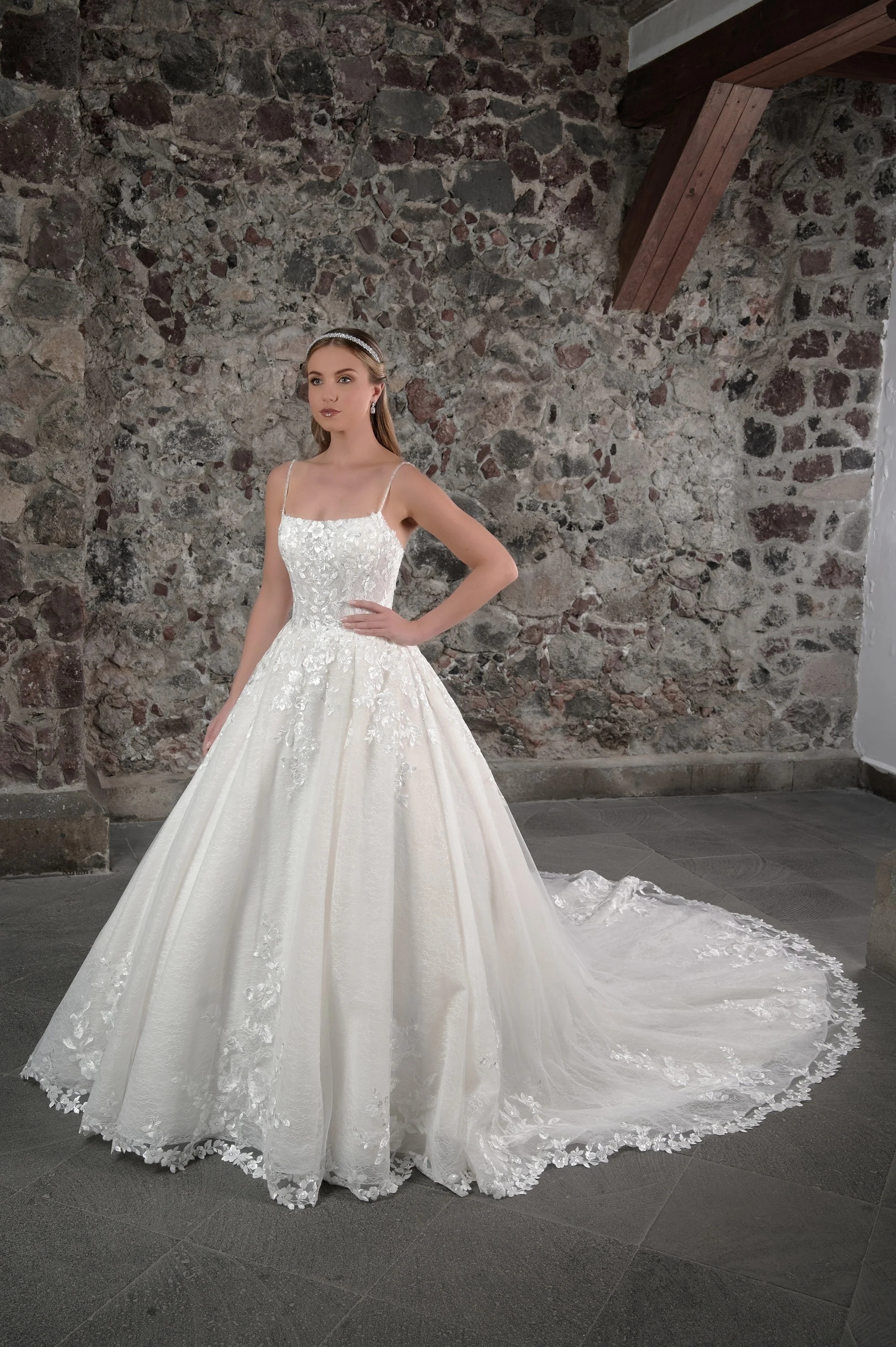 Espalda del vestido de novia Carla con falda de tul brillante y cola larga con encaje floral.