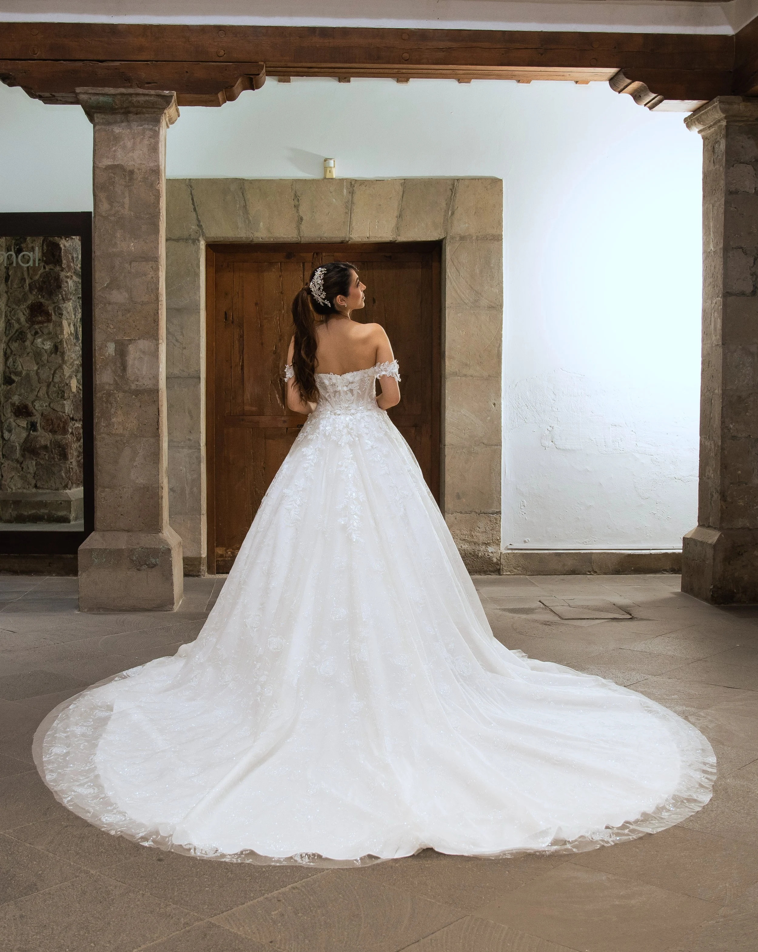 Espalda del vestido de novia Marisol con cola de tul y borde de encaje.
