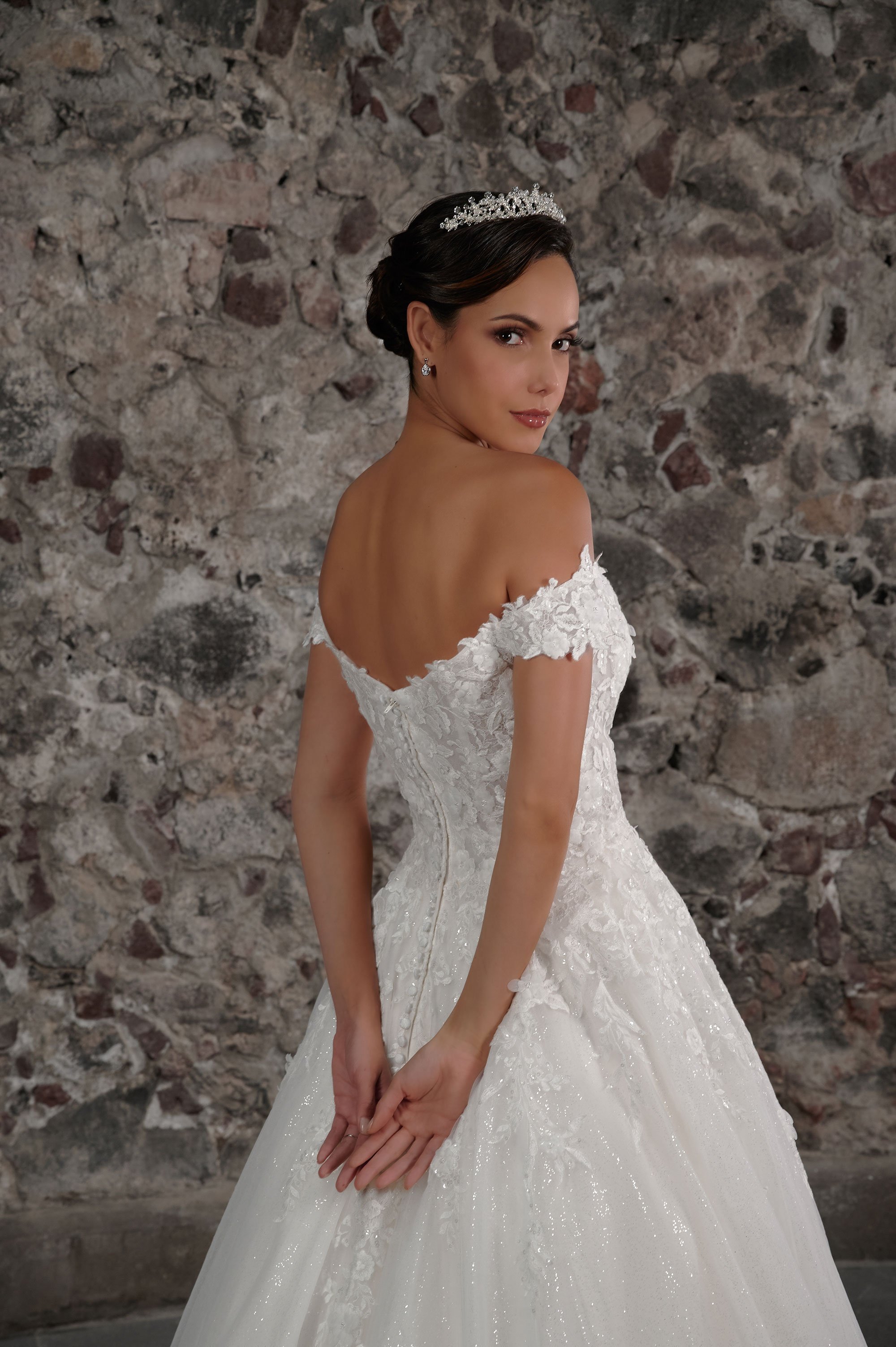 Detalle de la espalda descubierta y el encaje floral del vestido de novia Cirano.