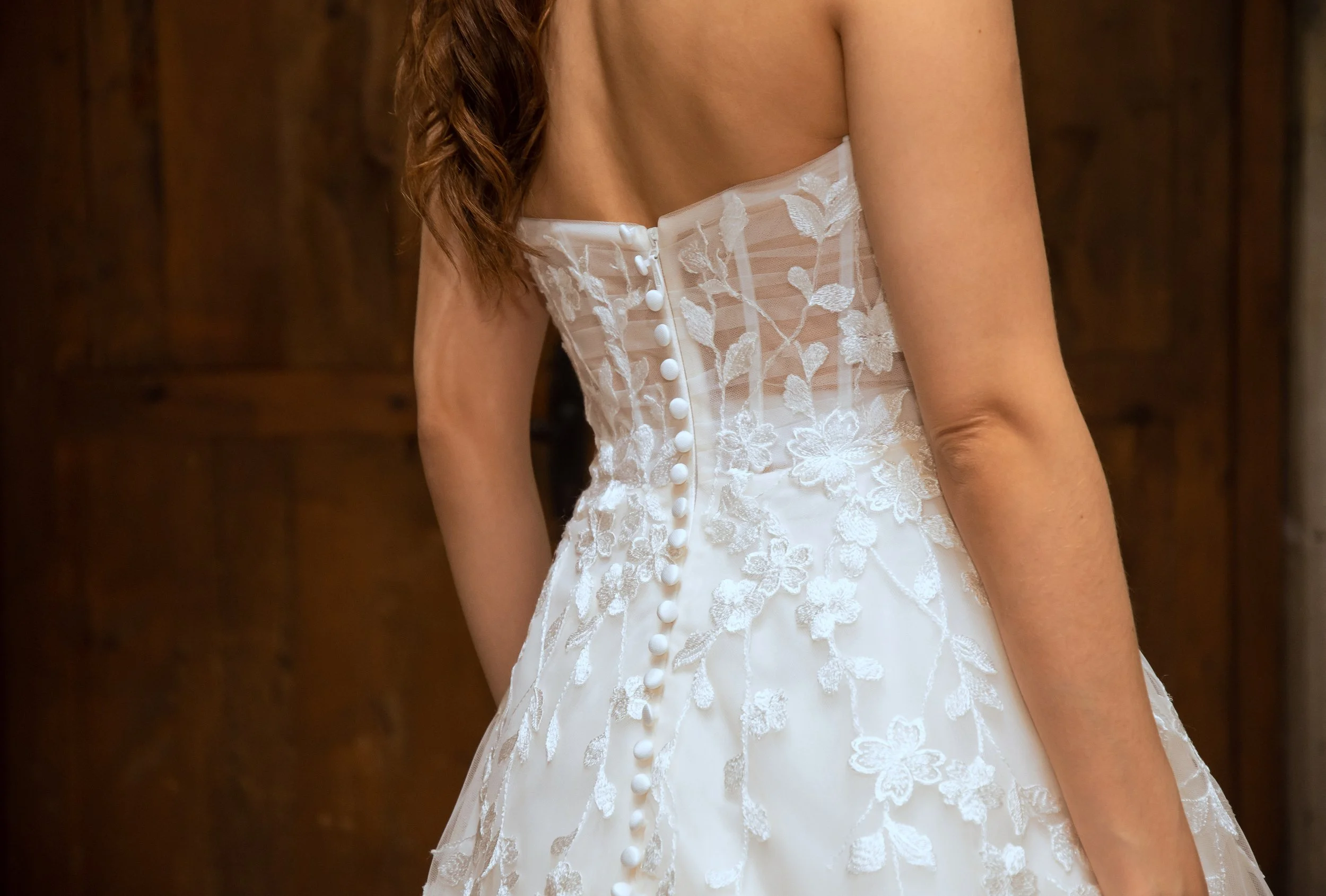 Detalle de la espalda descubierta del vestido Lujo con botones forrados.