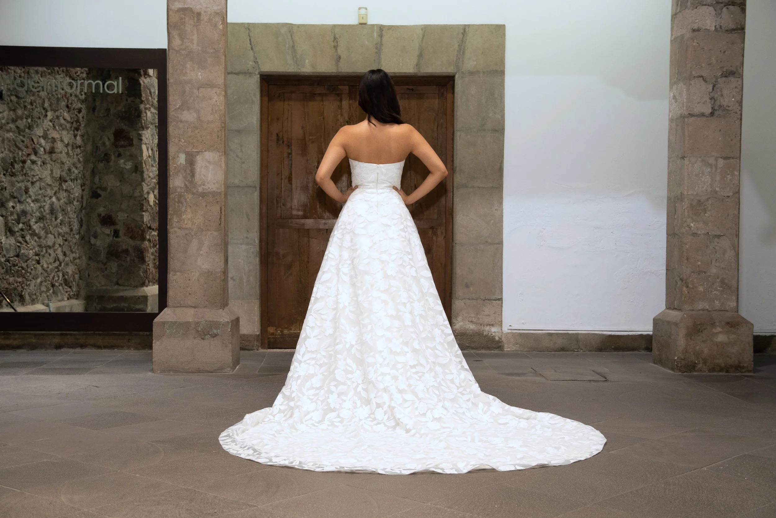 Espalda del vestido de novia Look con cola larga de aplicaciones florales.