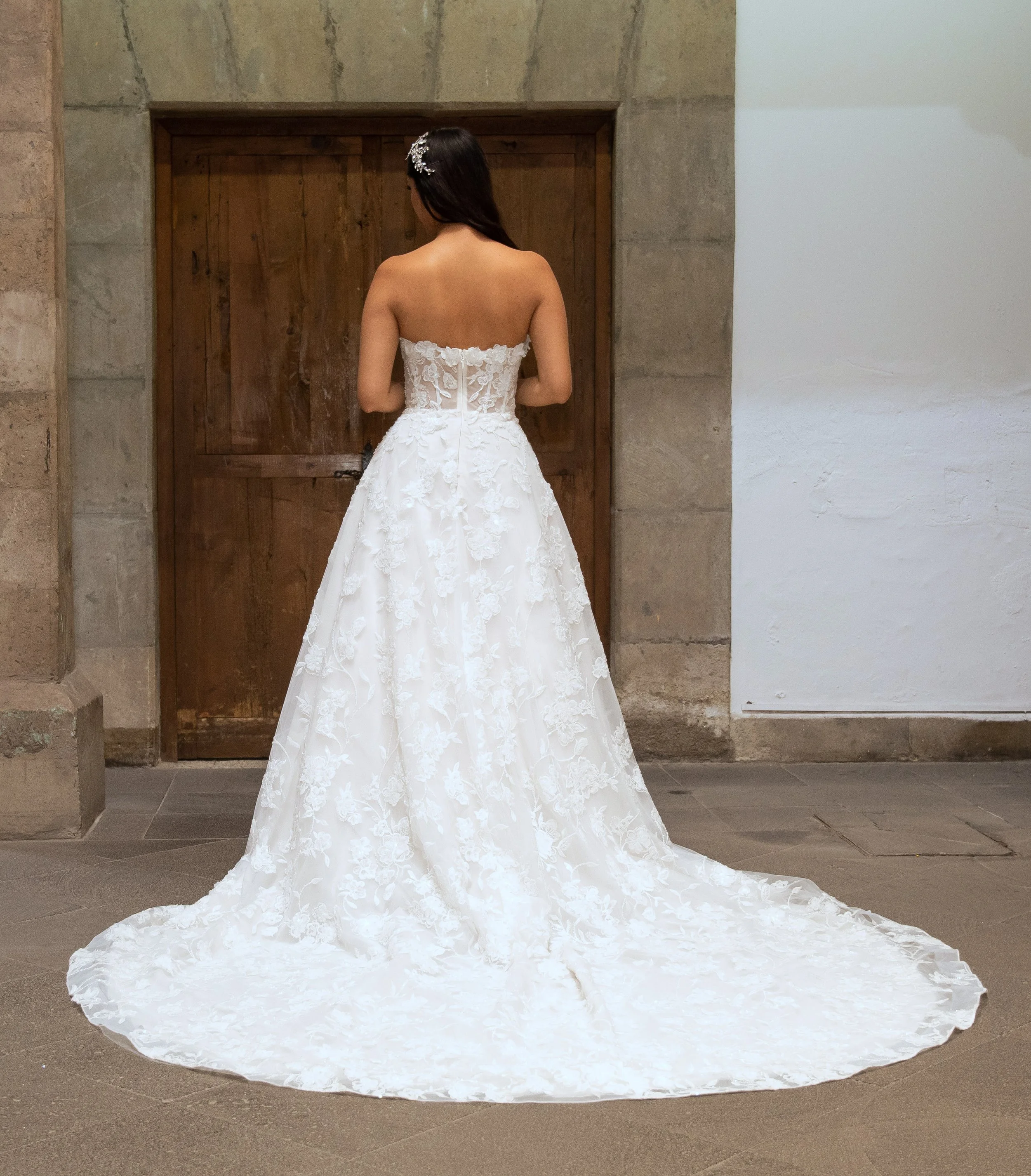 Espalda del vestido de novia Lucas con cola de encaje en línea A.