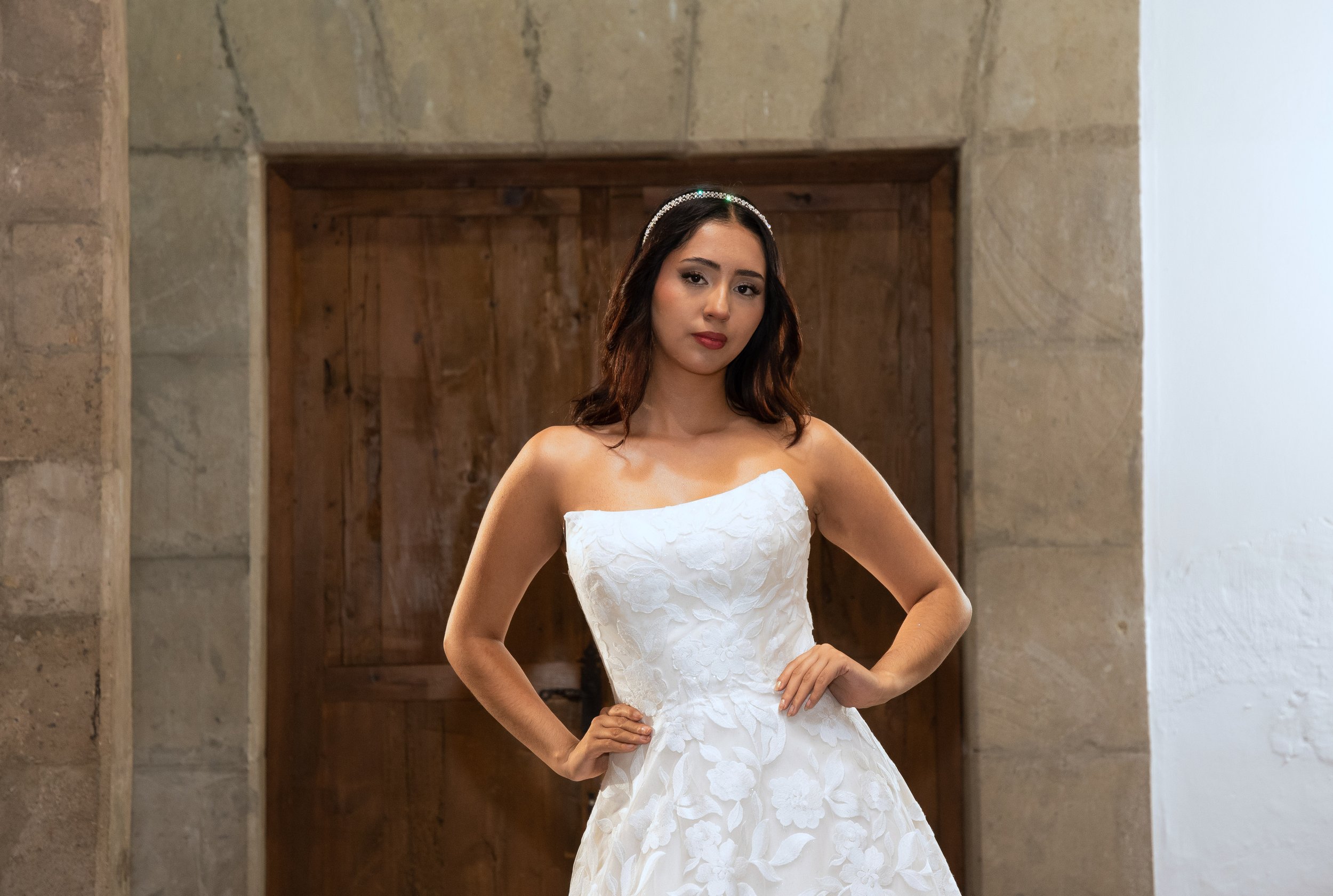 Detalle del busto y escote corazón del vestido de novia Look con corpiño satinado.
