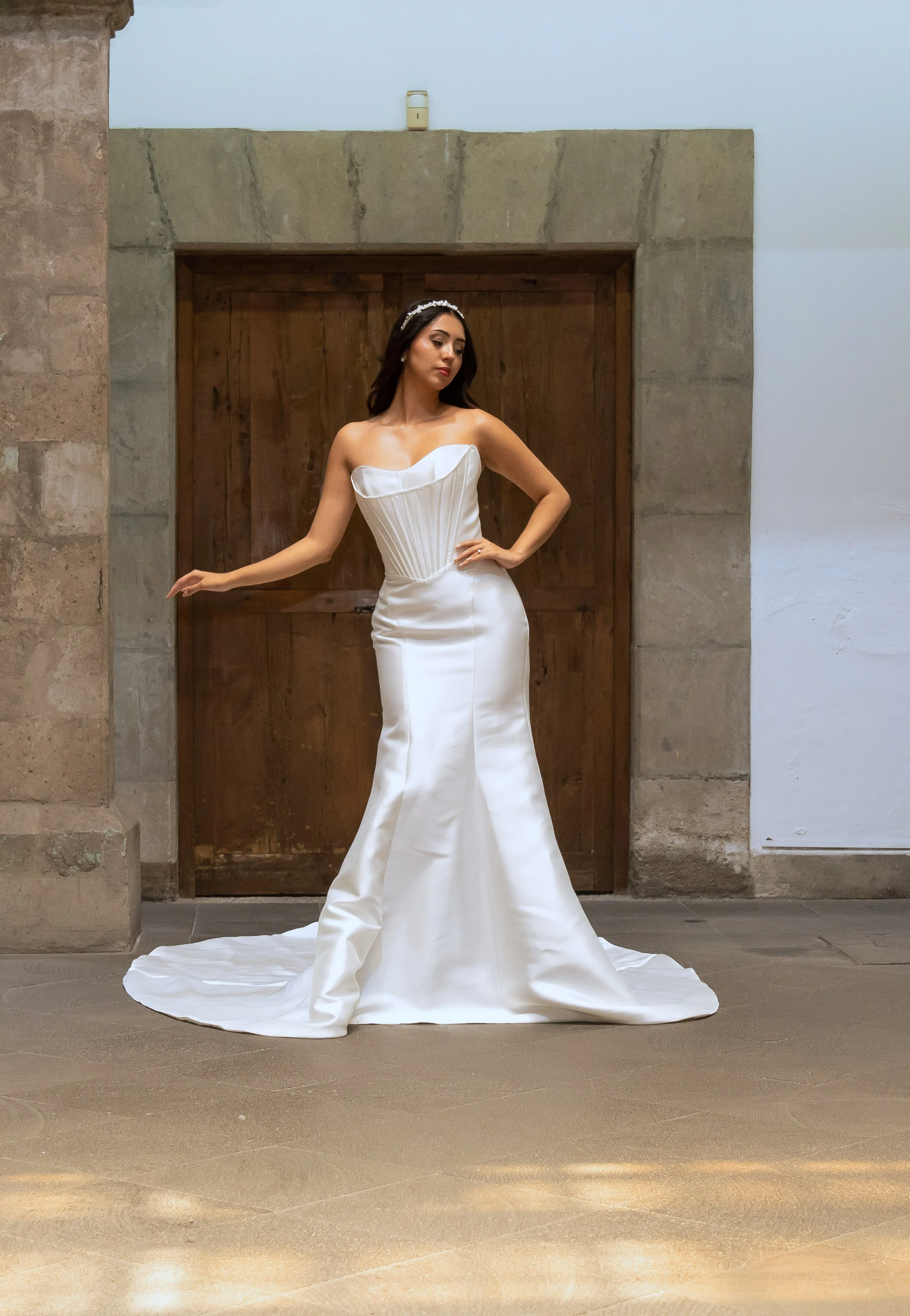 Novia con el vestido Love de Bridenformal, silueta entallada de satén con escote corazón, vista frontal completa.