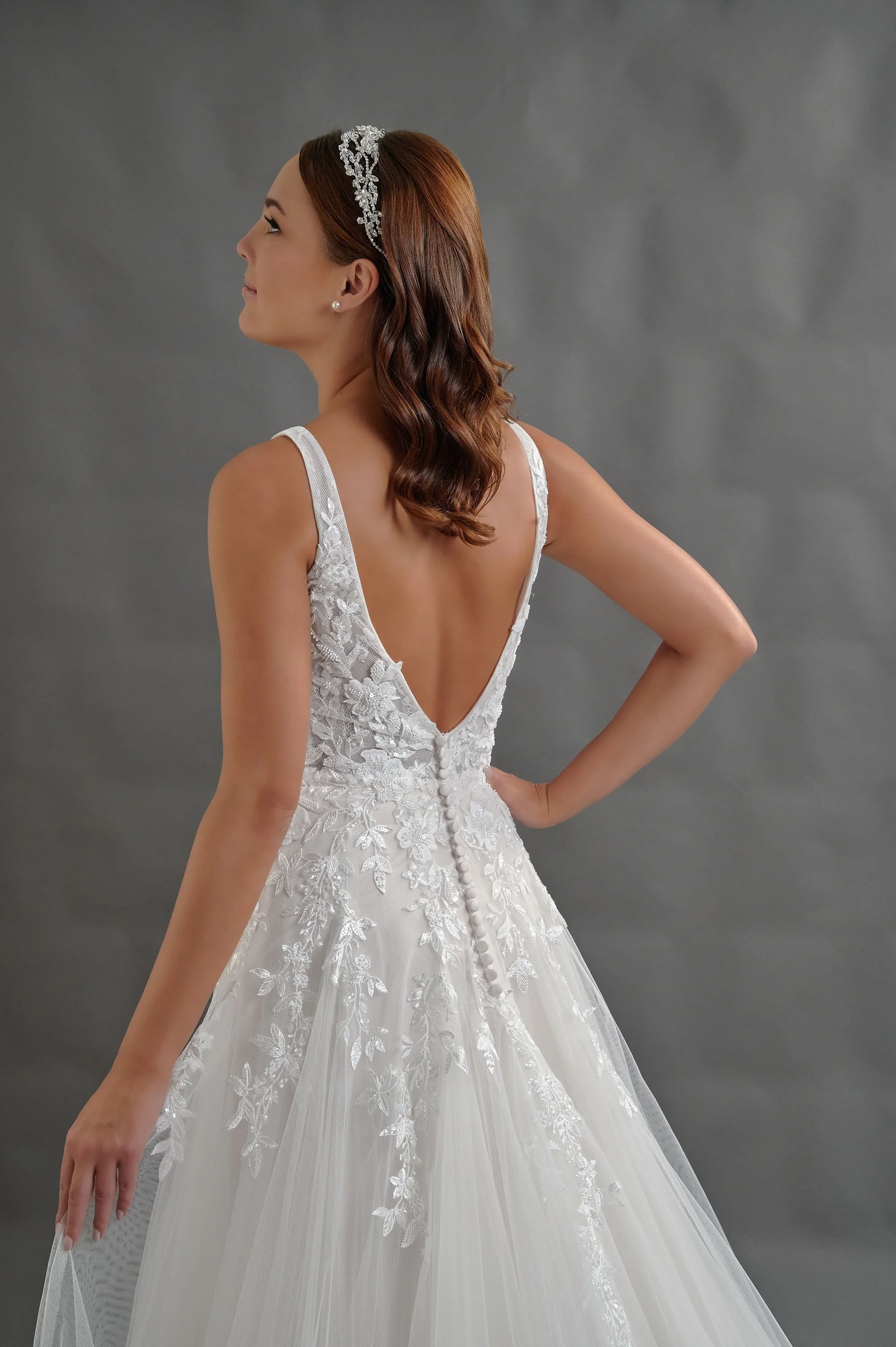 Detalle de la espalda descubierta del vestido Bertha con botones forrados.